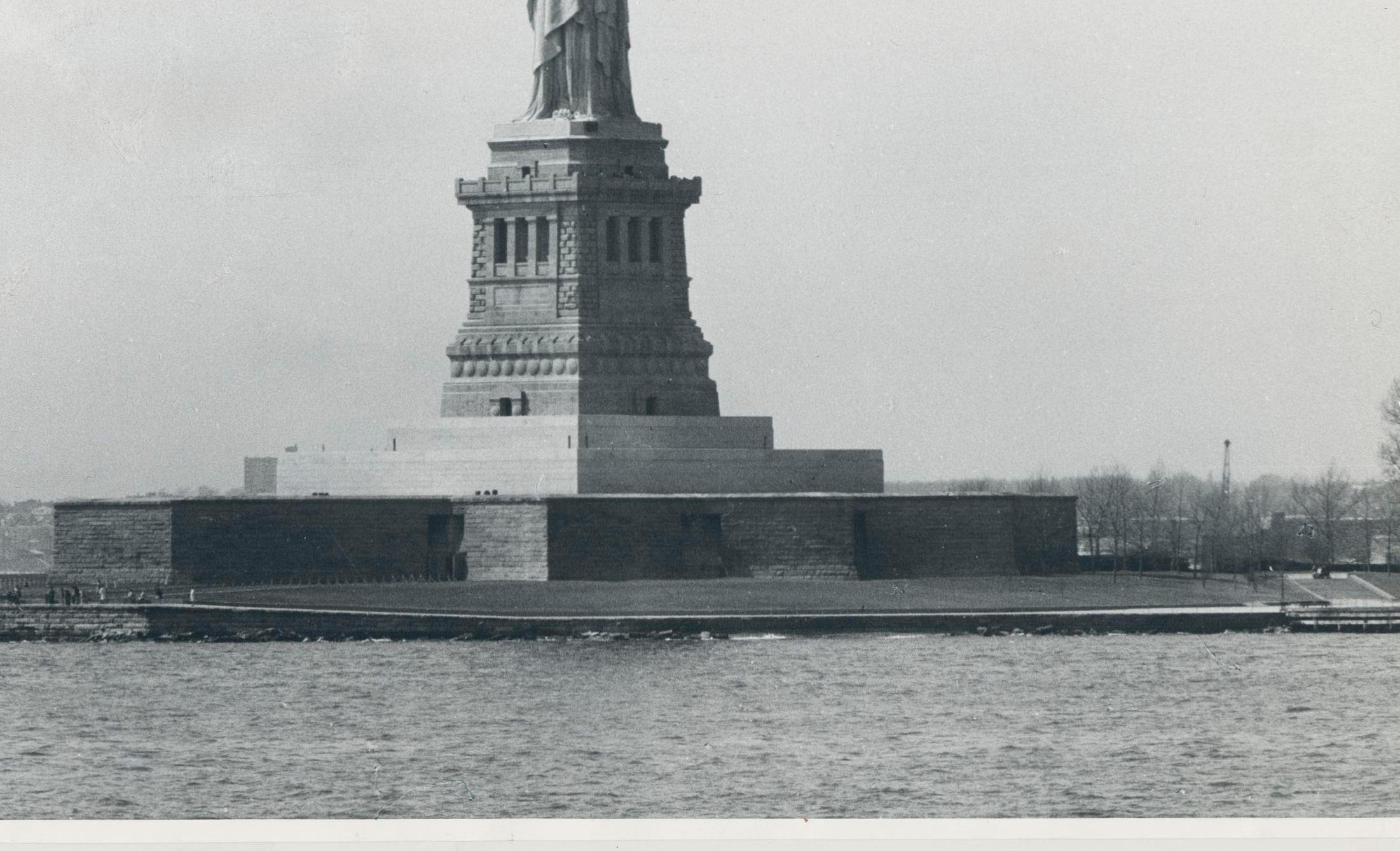 Liberty Freiheitsstatue, Schwarz-Weiß, Fotografie, USA, 1960er Jahre, 18 x 23,3 cm (Moderne), Photograph, von Erich Andres