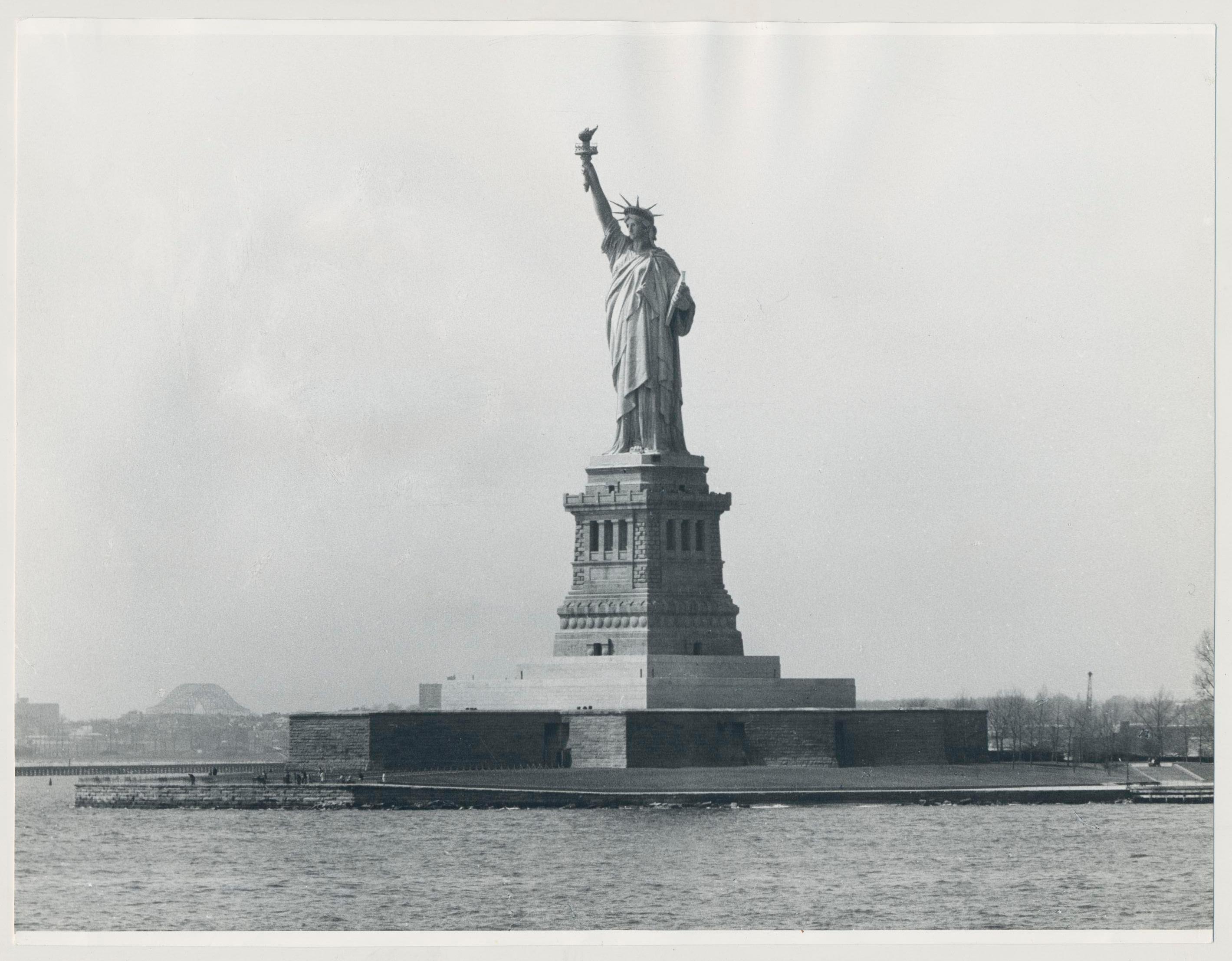 Erich Andres Black and White Photograph – Liberty Freiheitsstatue, Schwarz-Weiß, Fotografie, USA, 1960er Jahre, 18 x 23,3 cm