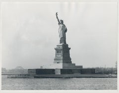 Statue de la Liberté, noir et blanc, photographie, États-Unis, années 1960, 18 x 23,3 cm