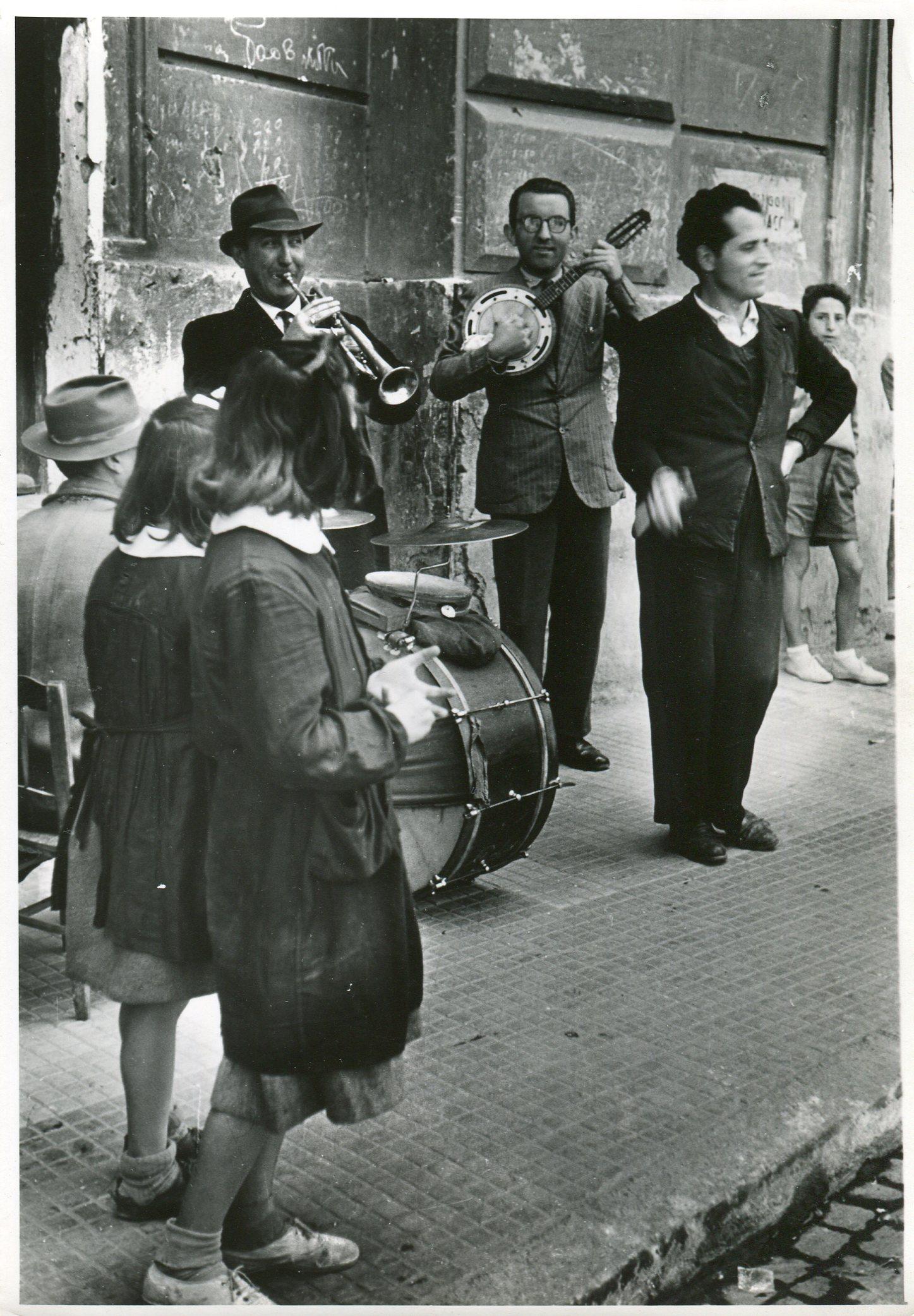 Erich Andres Black and White Photograph - Street musicians Naples 1955