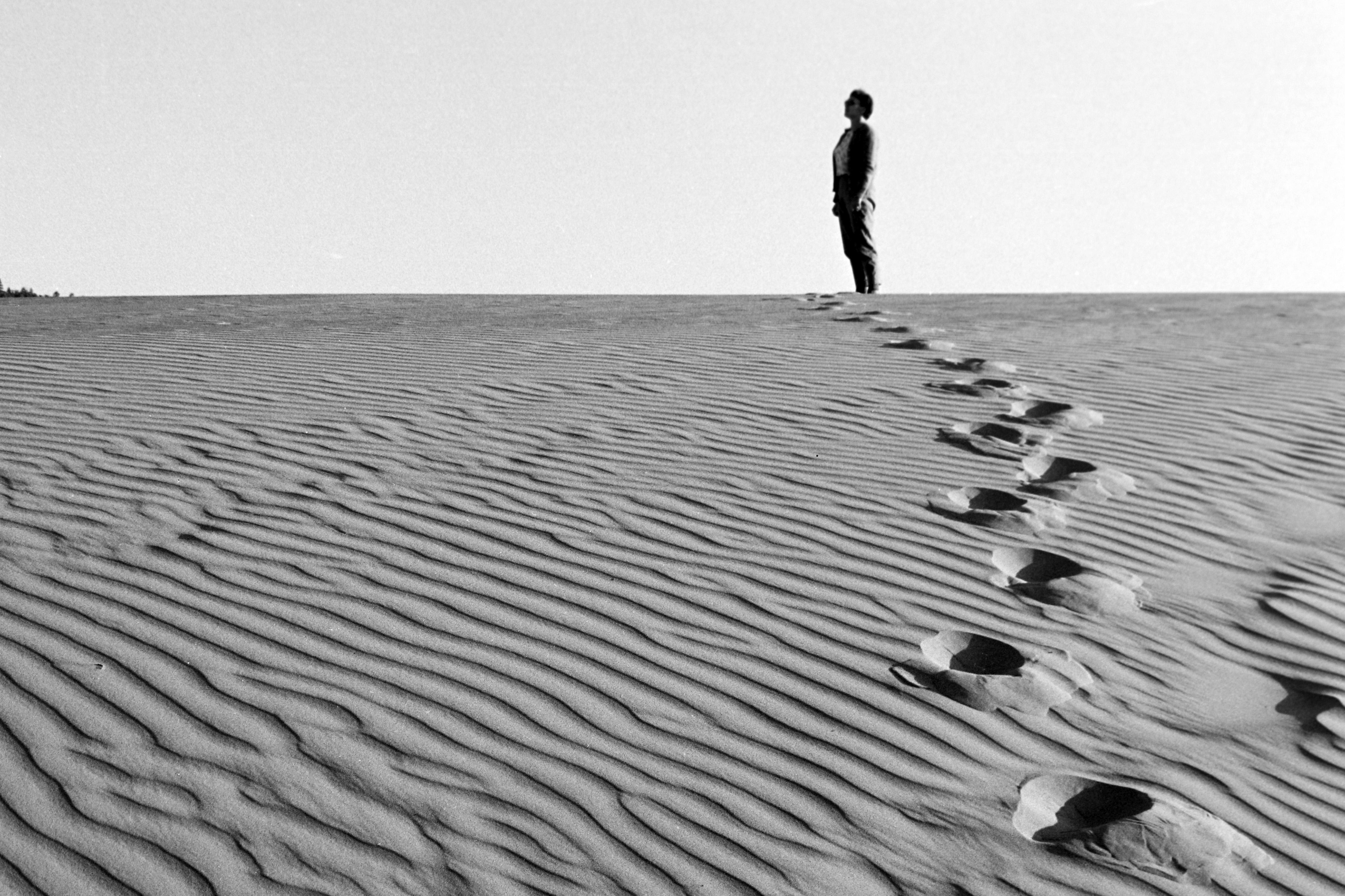 Portrait Photograph di Erich Andres - Il confine tra Utah e Arizona, Dune di sabbia rosa corallo, anni '60