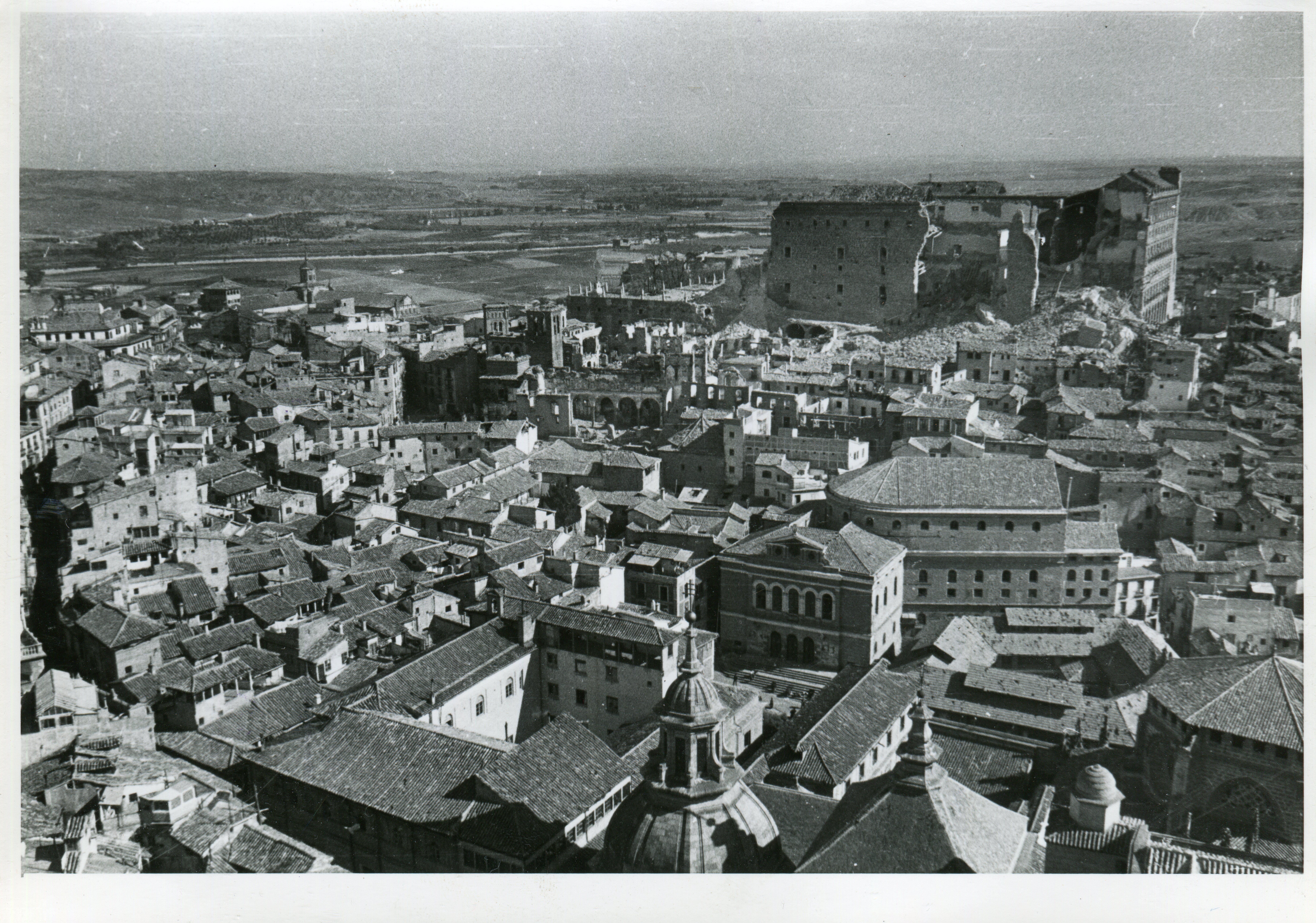Toledo, España, 1936, Alcázar en ruinas, Guerra Civil - Cartera de 5 Impresiones - Photograph Moderno de Erich Andres