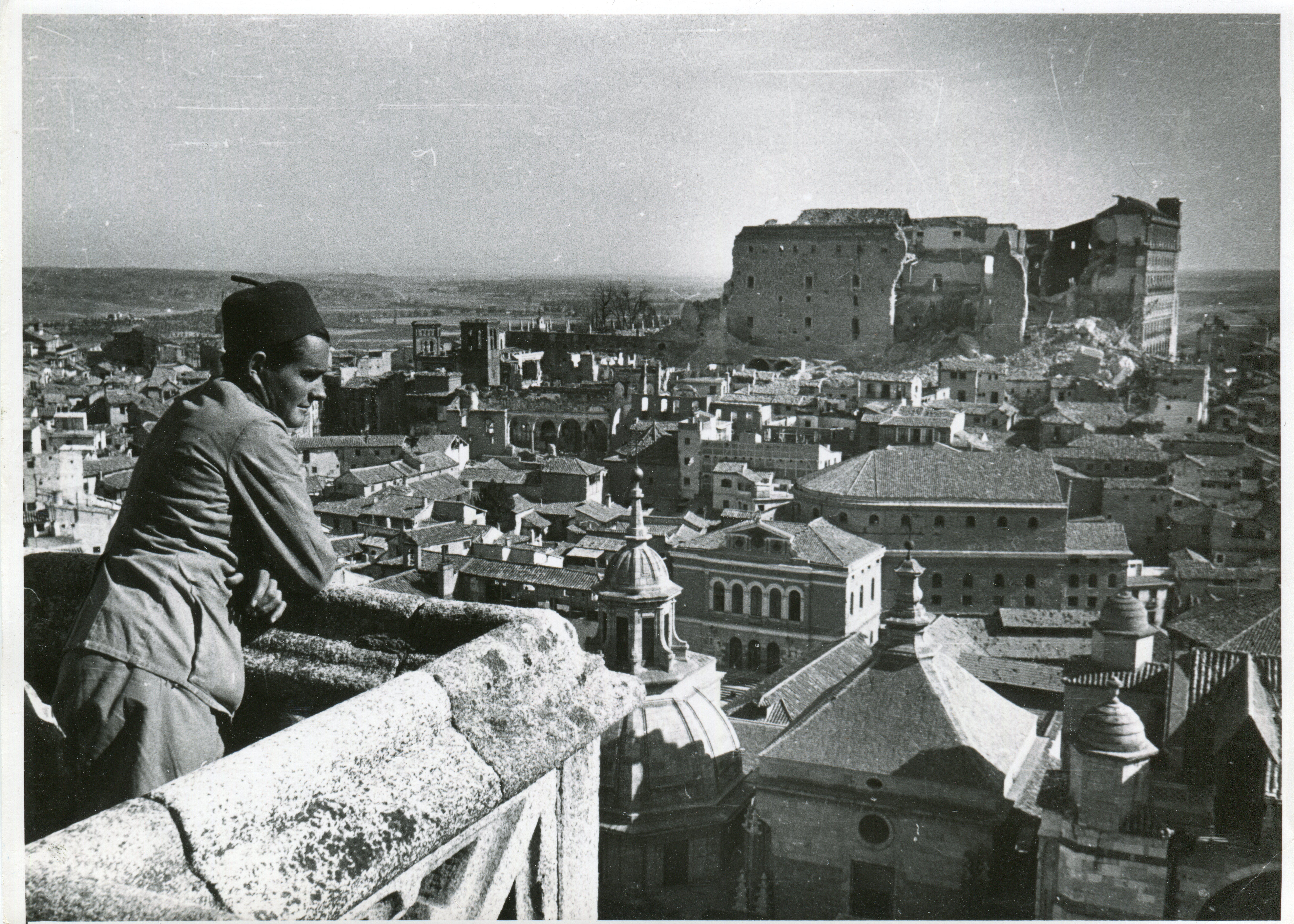 Erich Andres Black and White Photograph – Toledo, Spanien, 1936, Alcazar in Ruinen, Bürgerkrieg – Portfolio mit 5 Drucken