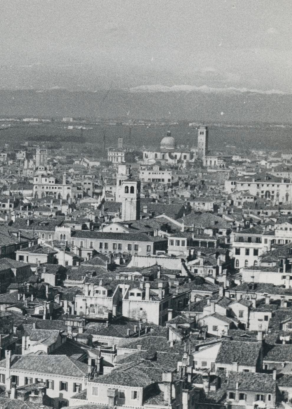 Impression en gélatine argentique par Erich Andres, vers 1950.
Andres est né en 1905 en Allemagne et est décédé en 1992. Il a commencé sa carrière de photographe en 1920. Il a été l'un des premiers photographes à utiliser un Leica. Ses images sont