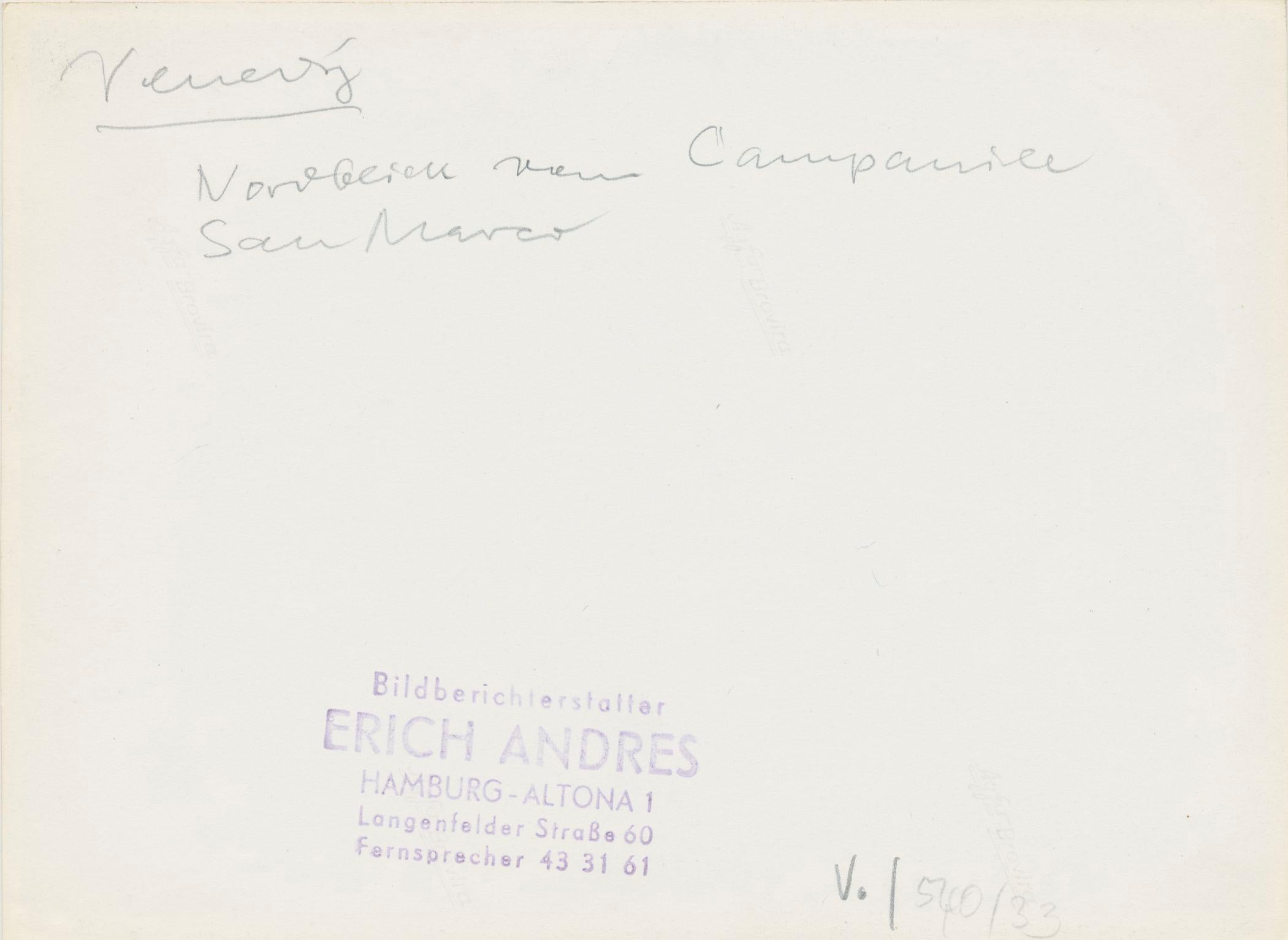 Silbergelatine-Druck von Erich Andres, um 1950.
Andres wurde 1905 in Deutschland geboren und verstarb 1992. Er begann seine Karriere als Fotograf im Jahr 1920. Er war einer der ersten Fotografen, die eine Leica benutzten. Seine Bilder sind heute in