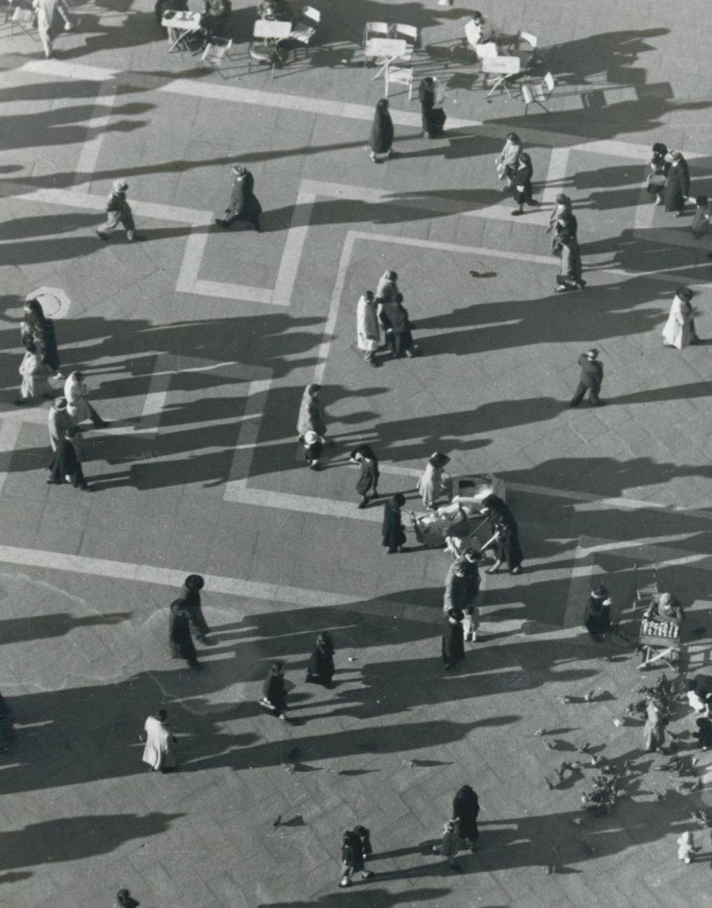 Venice - Crowd from above, Italy, 1950s, 17, 23 x 11, 5 cm - Photograph by Erich Andres