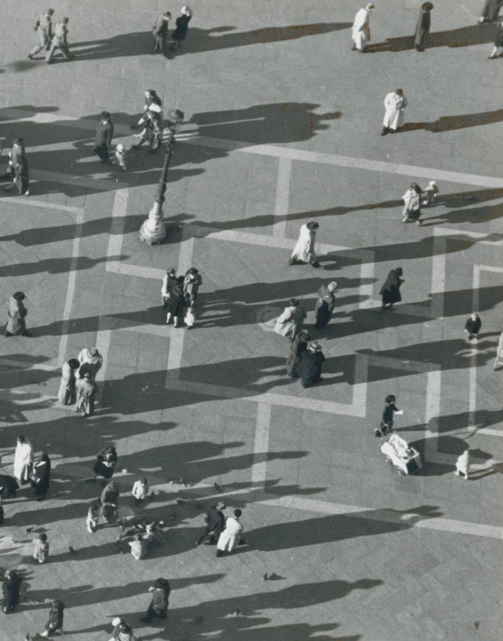 Venice - Crowd from above, Italy, 1950s, 17, 23 x 11, 5 cm - Modern Photograph by Erich Andres