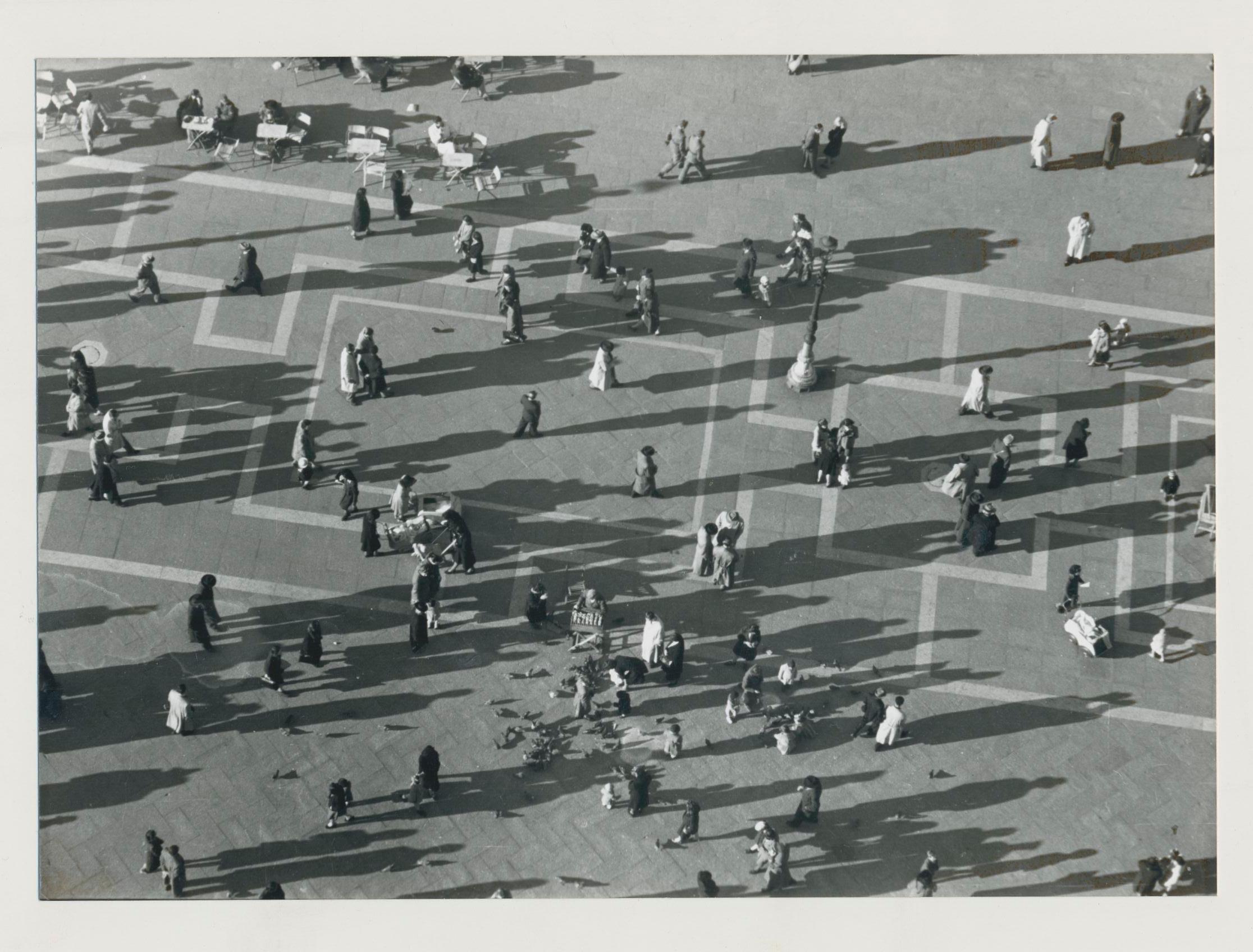 Erich Andres Black and White Photograph - Venice - Crowd from above, Italy, 1950s, 17, 23 x 11, 5 cm