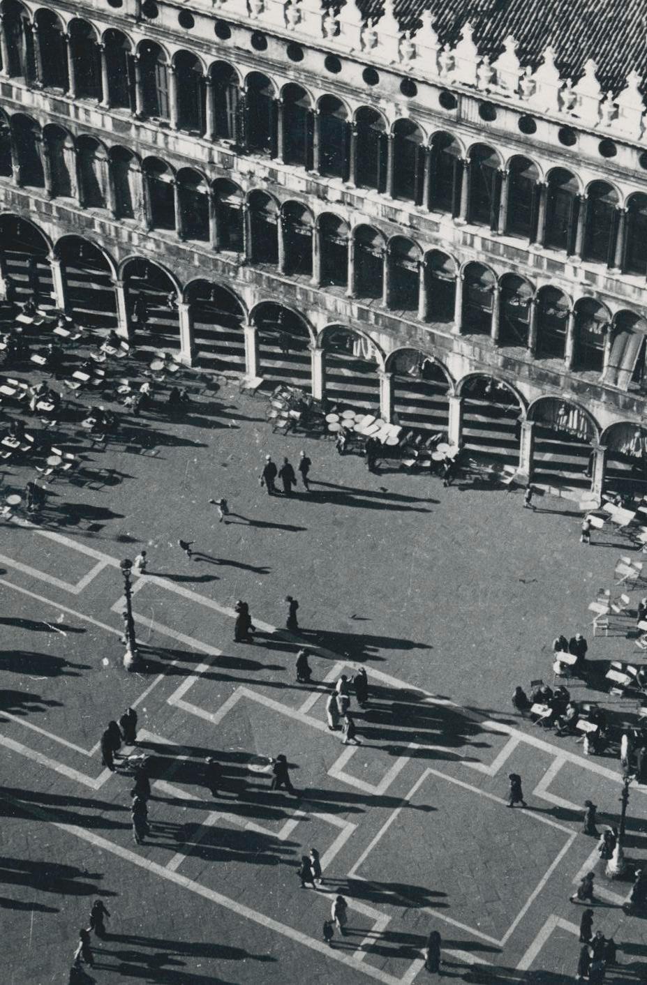 Venice - Crowded Marksquare, Italien, 1950er Jahre, 13 x 17, 8 cm – Photograph von Erich Andres