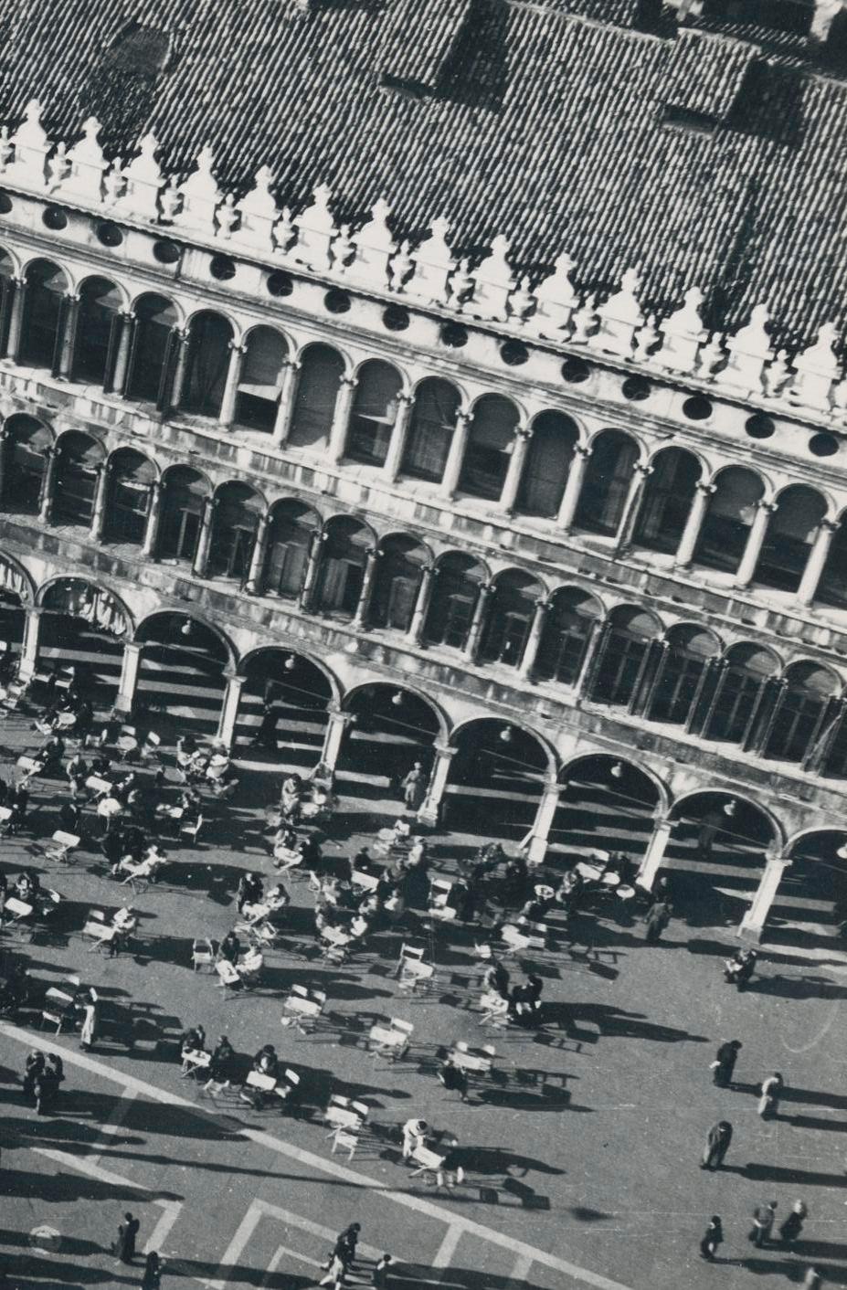 Venice - Crowded Marksquare, Italien, 1950er Jahre, 13 x 17, 8 cm (Moderne), Photograph, von Erich Andres