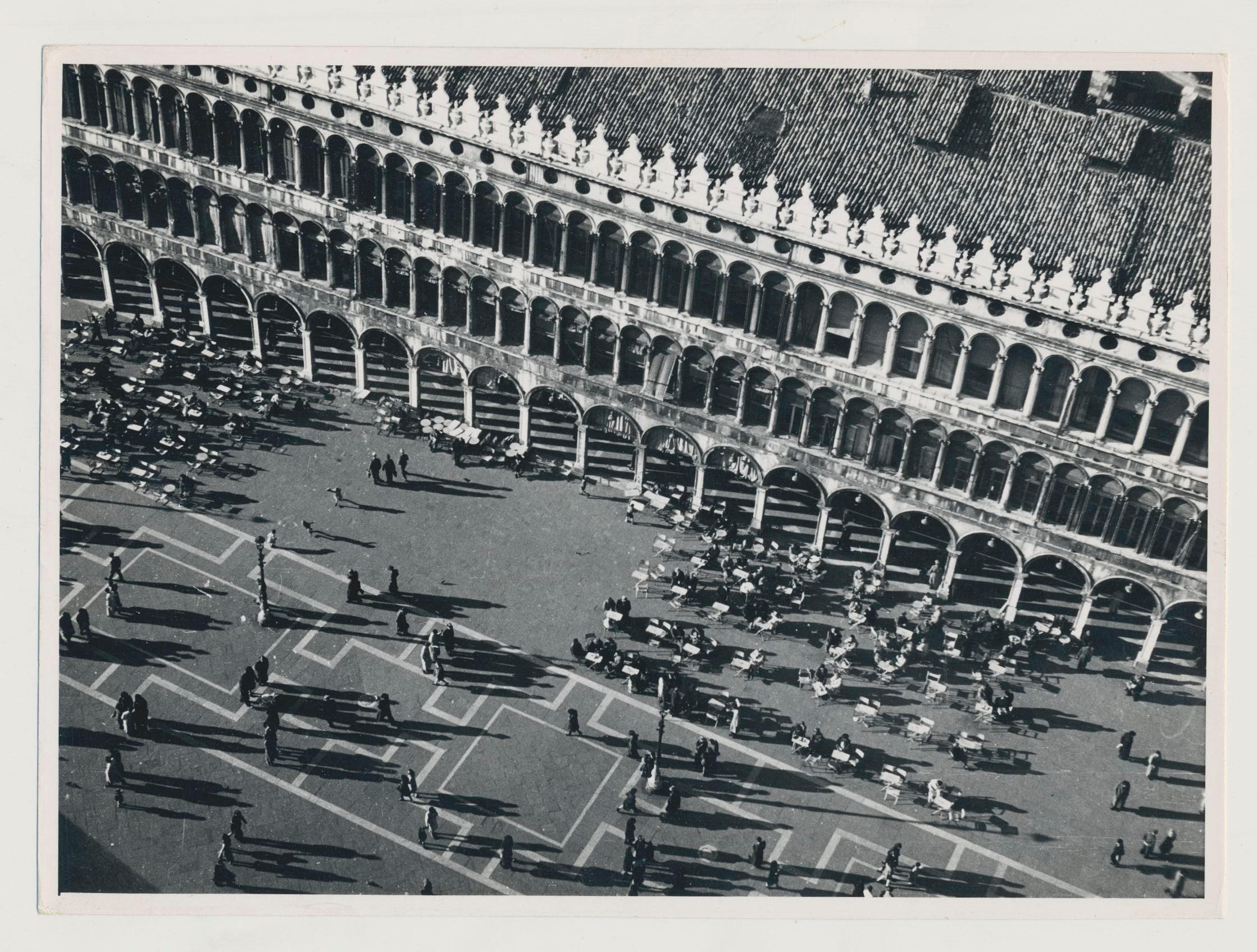 Erich Andres Black and White Photograph – Venice - Crowded Marksquare, Italien, 1950er Jahre, 13 x 17, 8 cm