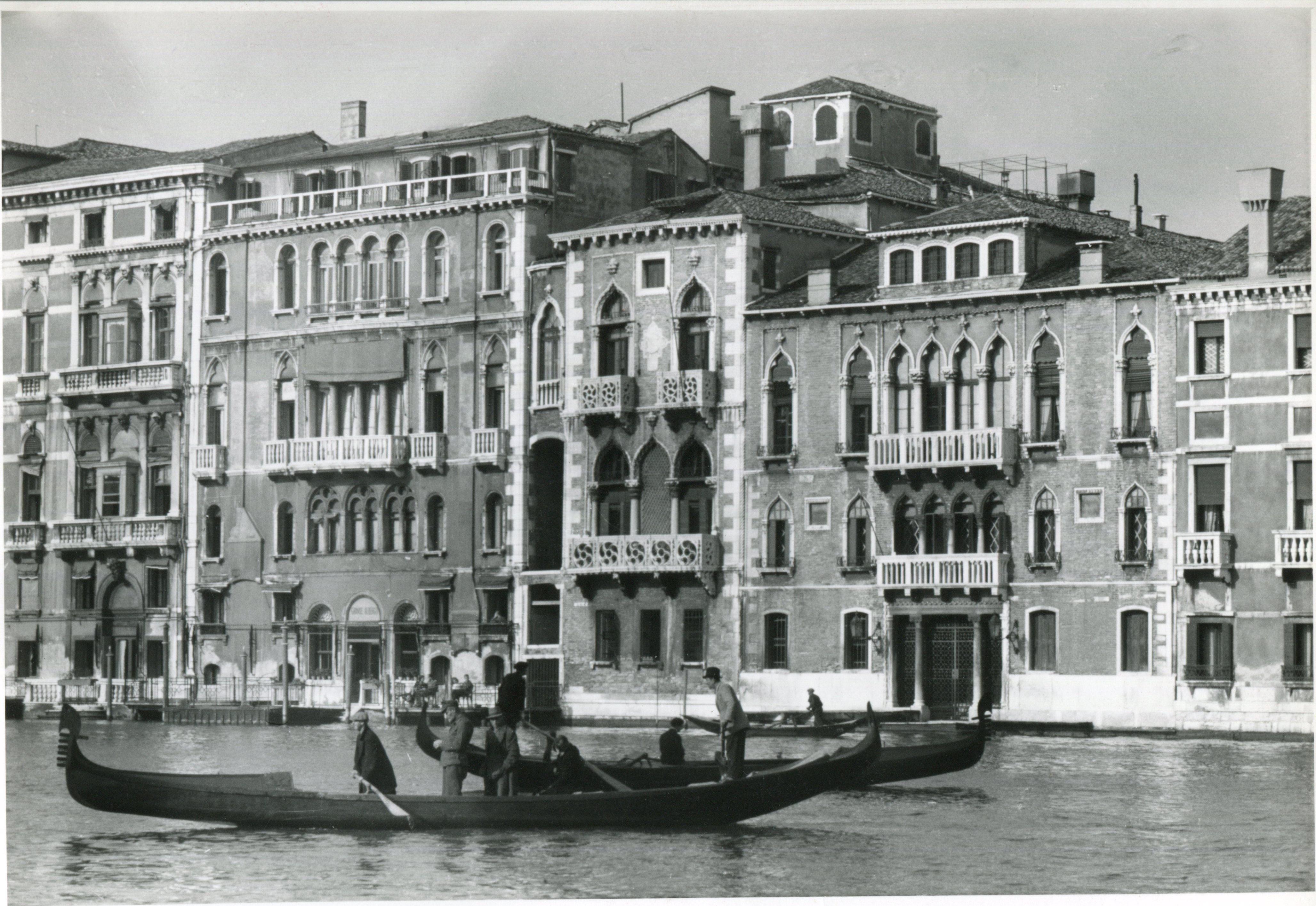 Black and White Photograph Erich Andres - Venise - Gondole  1954