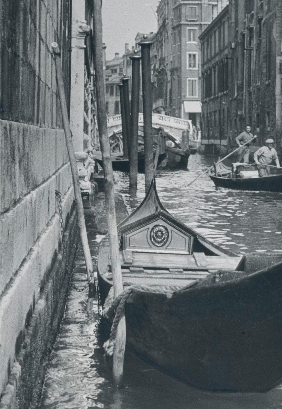 Venice - Gondel auf Wasser und Segelbrücke von Segeln, Italien, 1950er Jahre – Photograph von Erich Andres