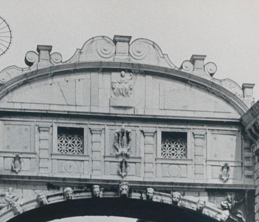 Venice - Gondel auf Wasser und Segelbrücke von Segeln, Italien, 1950er Jahre (Moderne), Photograph, von Erich Andres