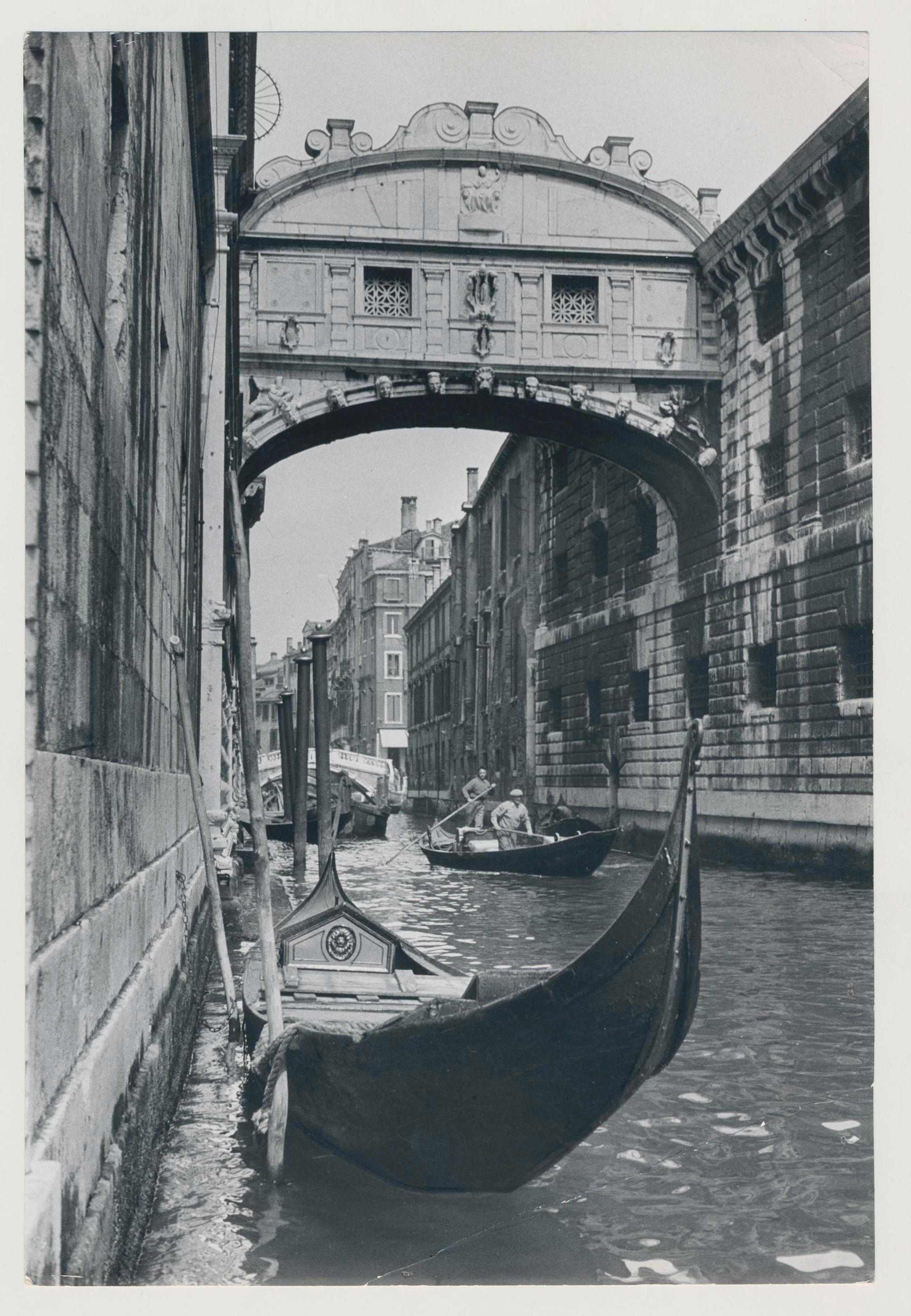 Erich Andres Black and White Photograph – Venice - Gondel auf Wasser und Segelbrücke von Segeln, Italien, 1950er Jahre