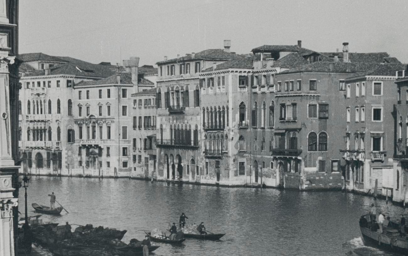Gondolas on Water, Venice, Italy, 1950s, 18 x 12, 9 cm - Photograph by Erich Andres