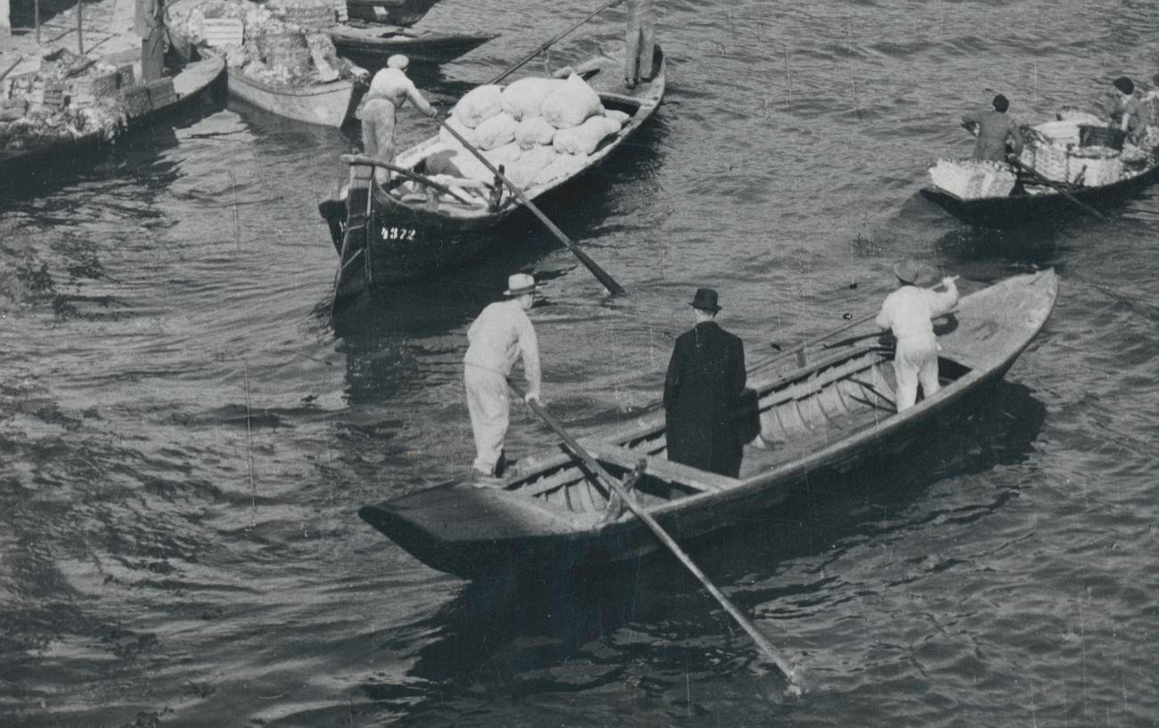 Gondoles sur eau, Venise, Italie, années 1950 - Moderne Photograph par Erich Andres