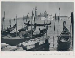Venecia - Góndolas en el paseo marítimo, Italia, años 50, 17, 3 x 11, 5 cm