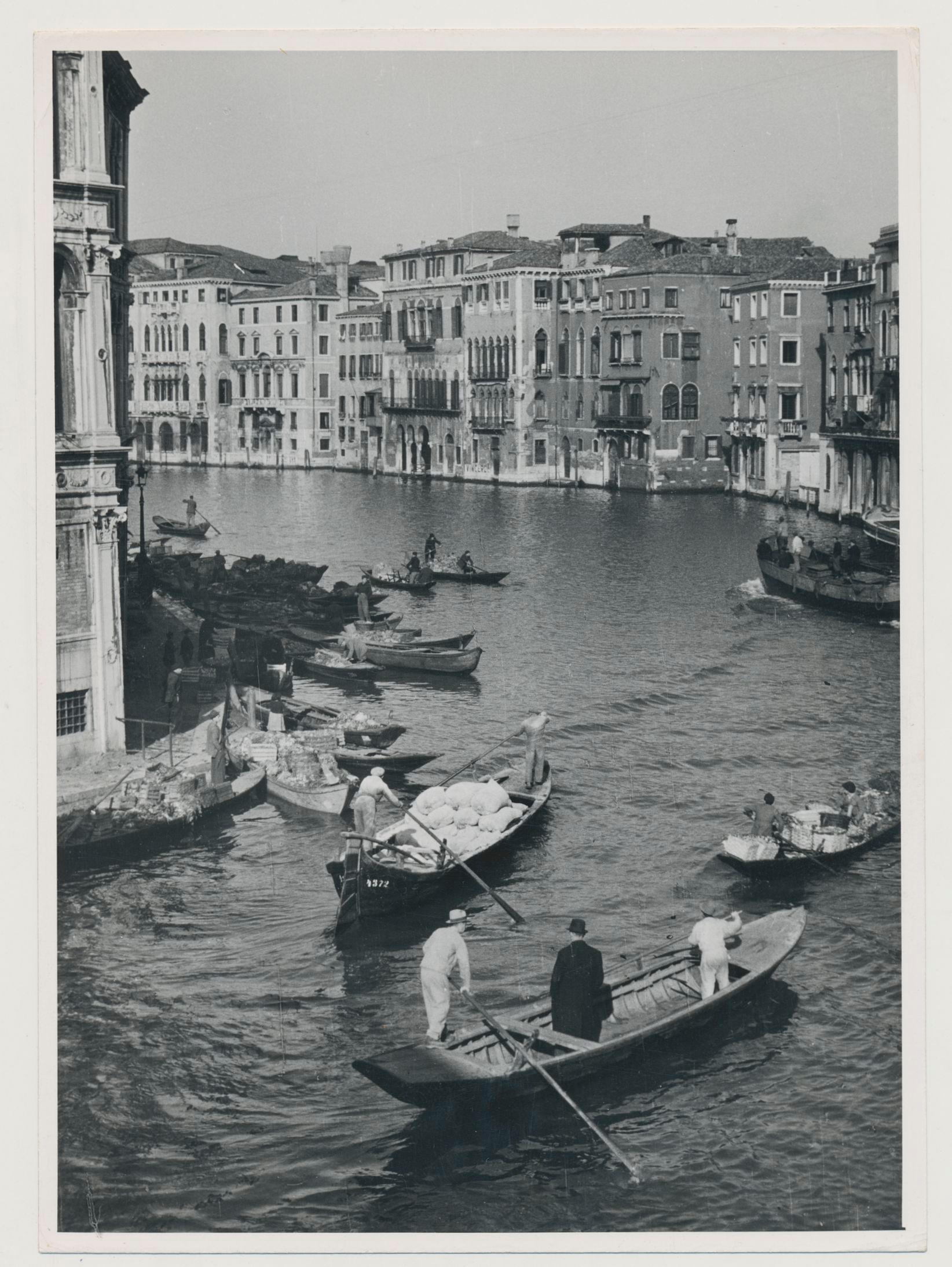 Black and White Photograph Erich Andres - Gondoles sur eau, Venise, Italie, années 1950