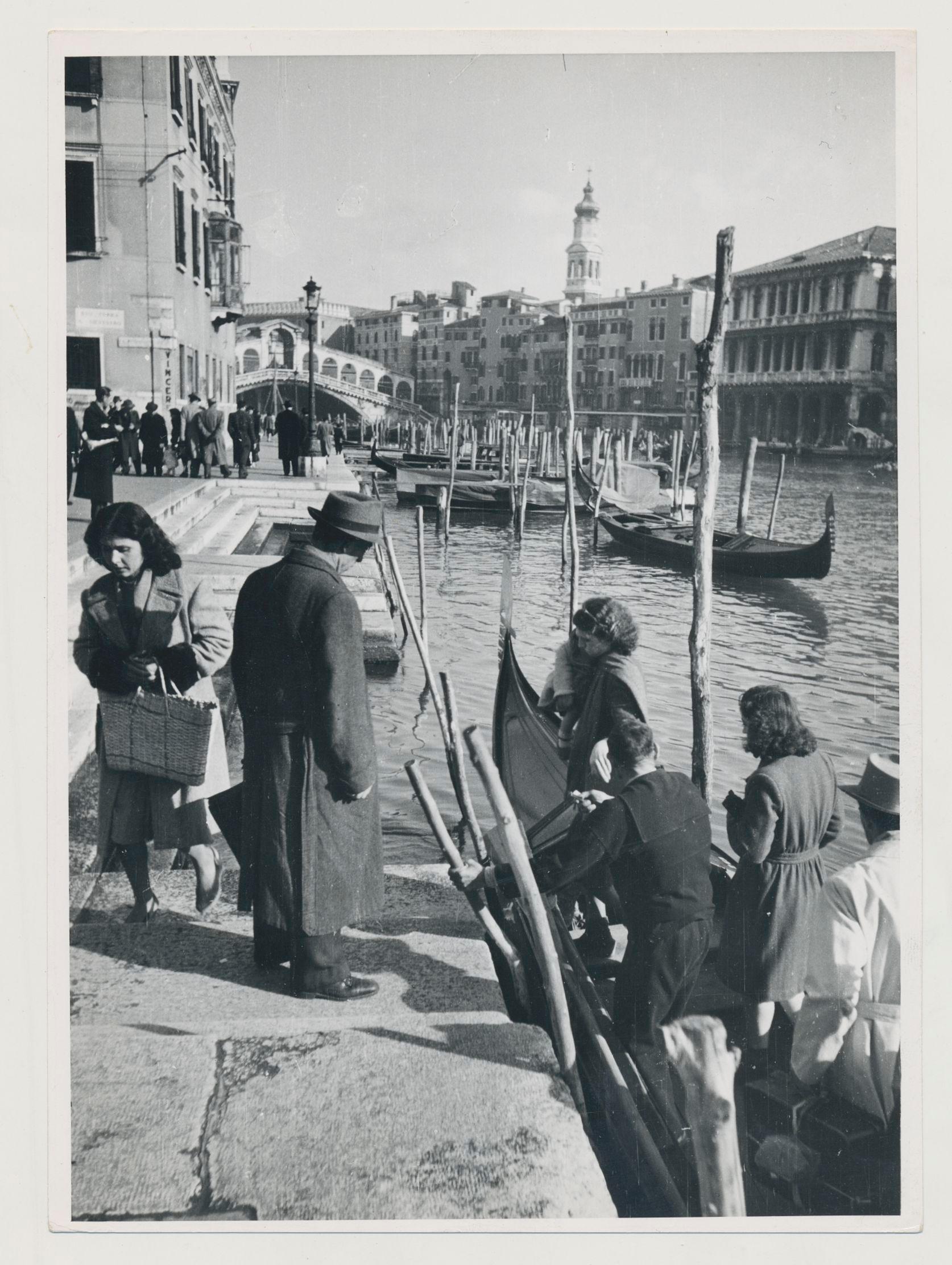 Venise - Gondole sur l'eau avec des gens, Italie, années 1950, 17, 3 x 11, 5 cm