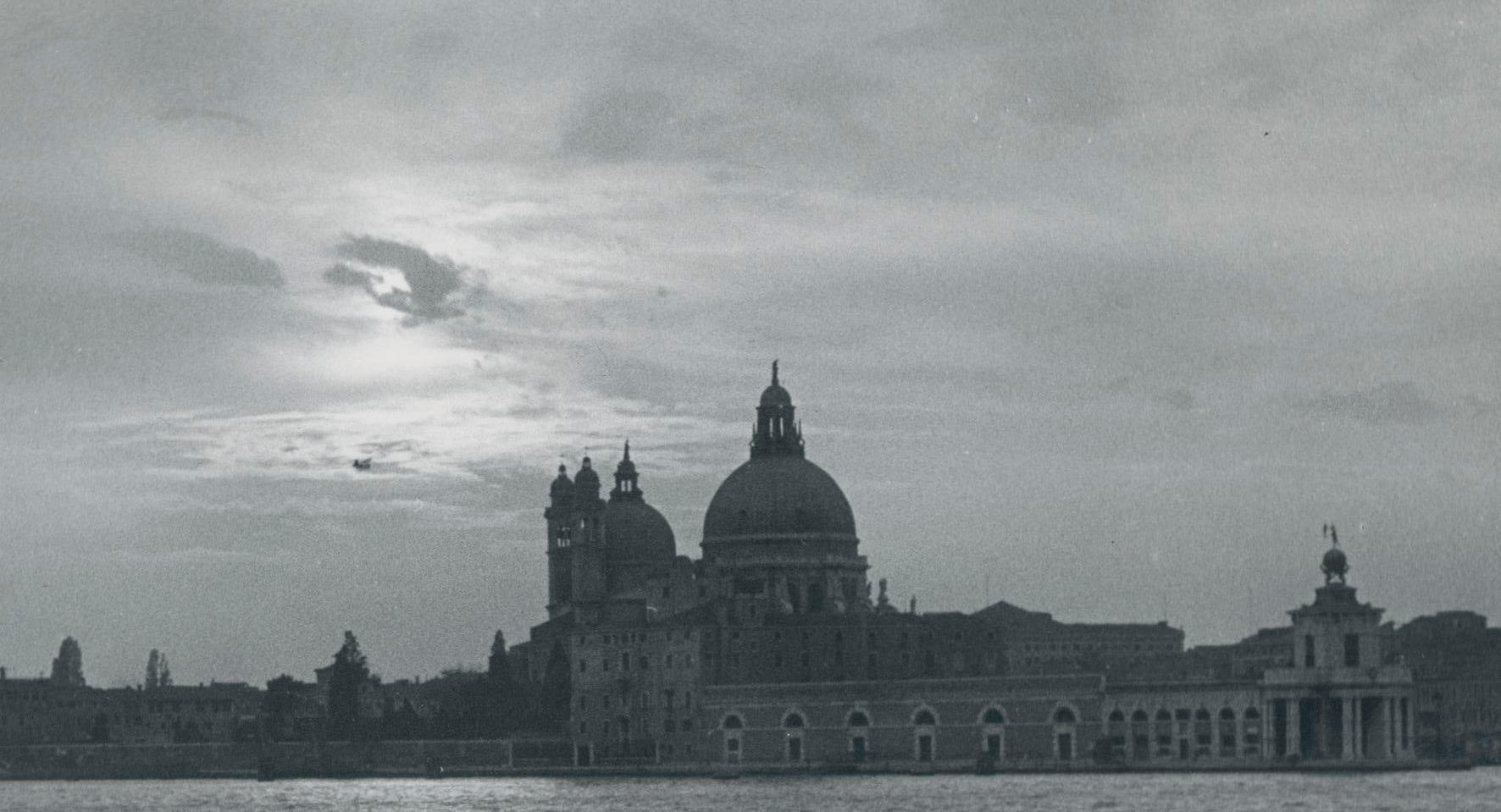 Venecia - Góndola sobre el agua con horizonte, Italia, años 50, 17, 2 x 22, 8 cm - Photograph de Erich Andres