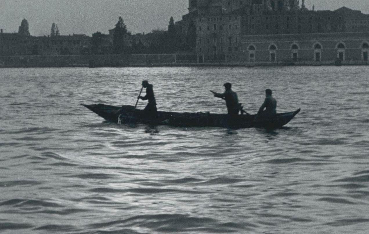 Venice - Gondola on Water with Skyline, Italy, 1950s, 17, 2 x 22, 8 cm - Modern Photograph by Erich Andres