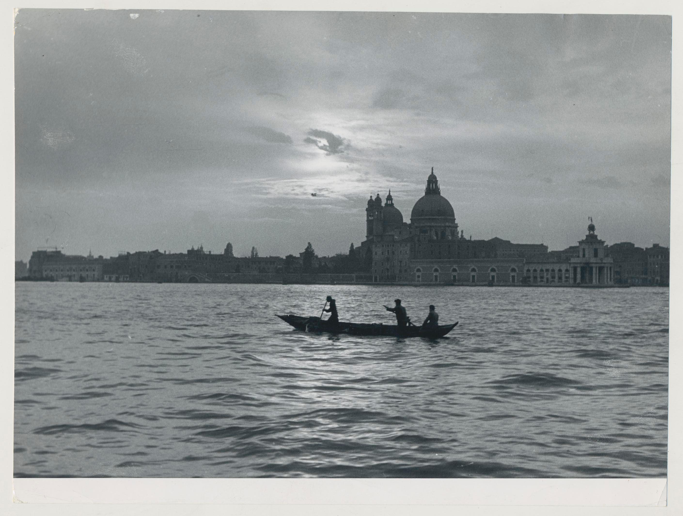 Erich Andres Landscape Photograph - Venice - Gondola on Water with Skyline, Italy, 1950s, 17, 2 x 22, 8 cm