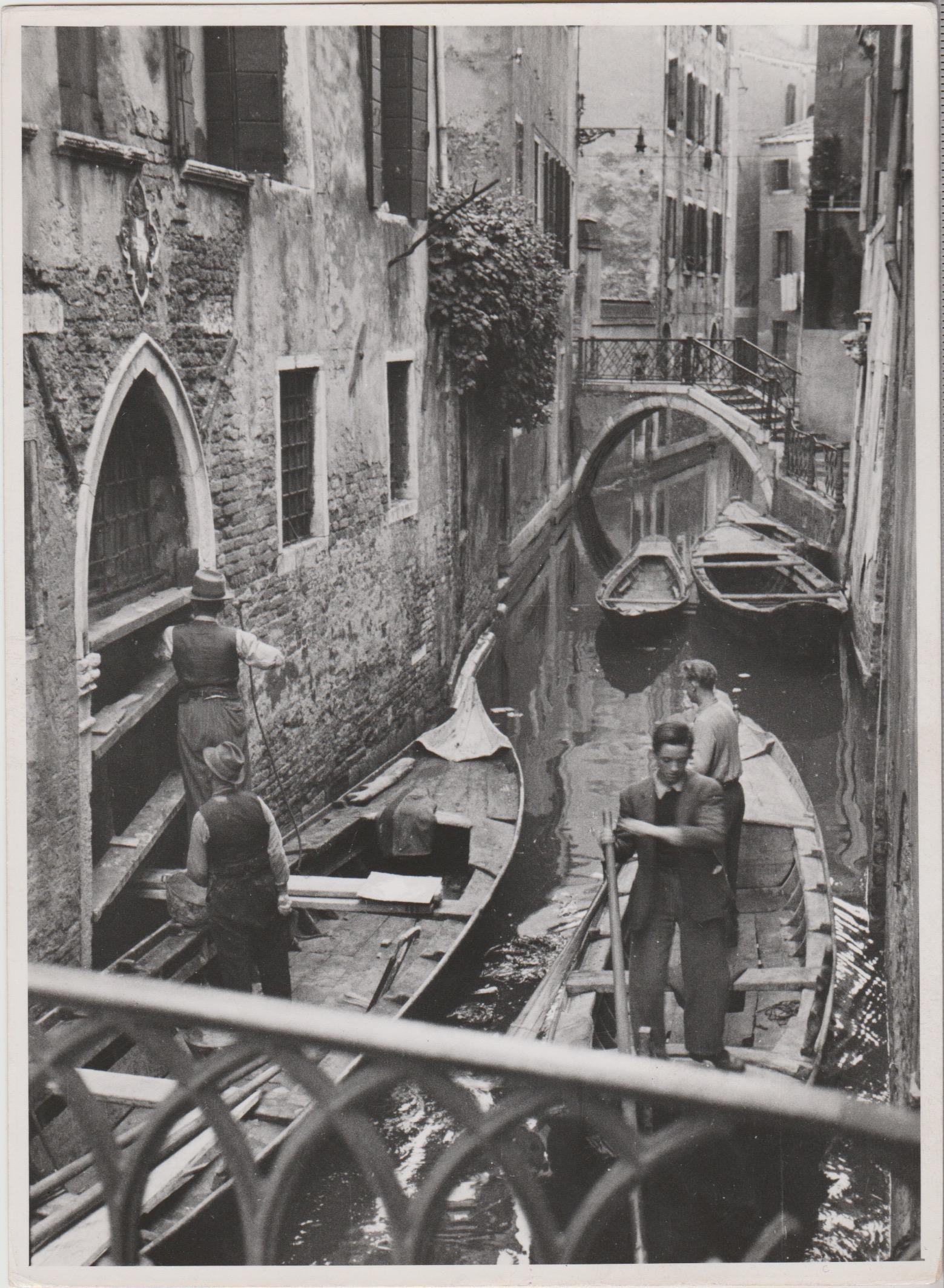 Erich Andres Black and White Photograph - Venice - Gondoliers in a hidden channel