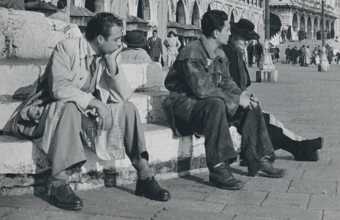 Venice - Men sitting at Markus Square, Italy 1950s, 18, 2 x12, 9 cm - Photograph by Erich Andres