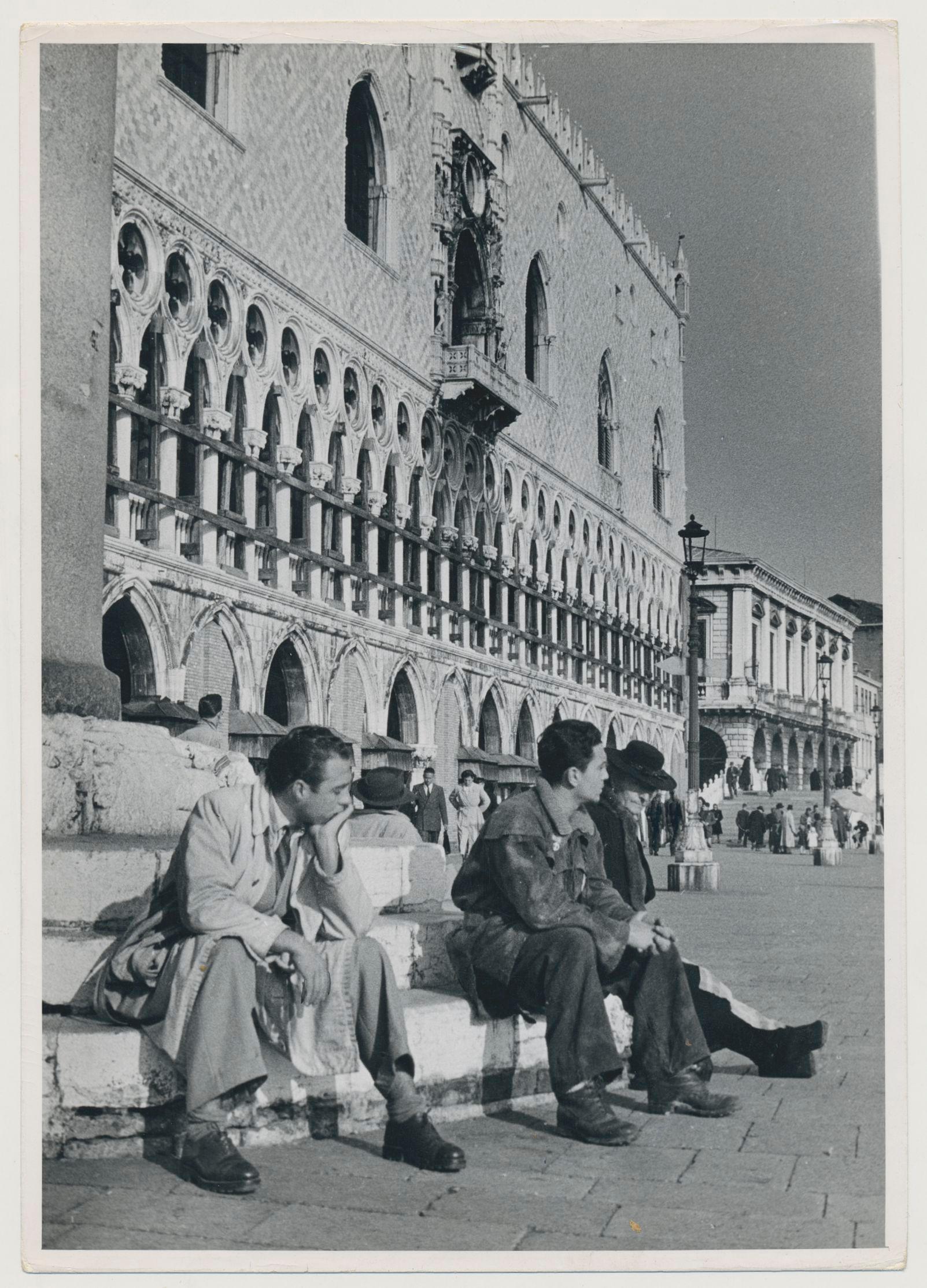 Erich Andres Black and White Photograph - Venice - Men sitting at Markus Square, Italy 1950s, 18, 2 x12, 9 cm