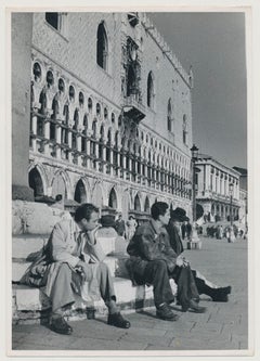 Venice - Men sitting at Markus Square, Italy 1950s, 18,2 x12,9 cm