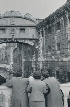 Venice - People looking at "Bridge of Sighs", Italy, 1950s, 16, 7 x 23, 2 cm
