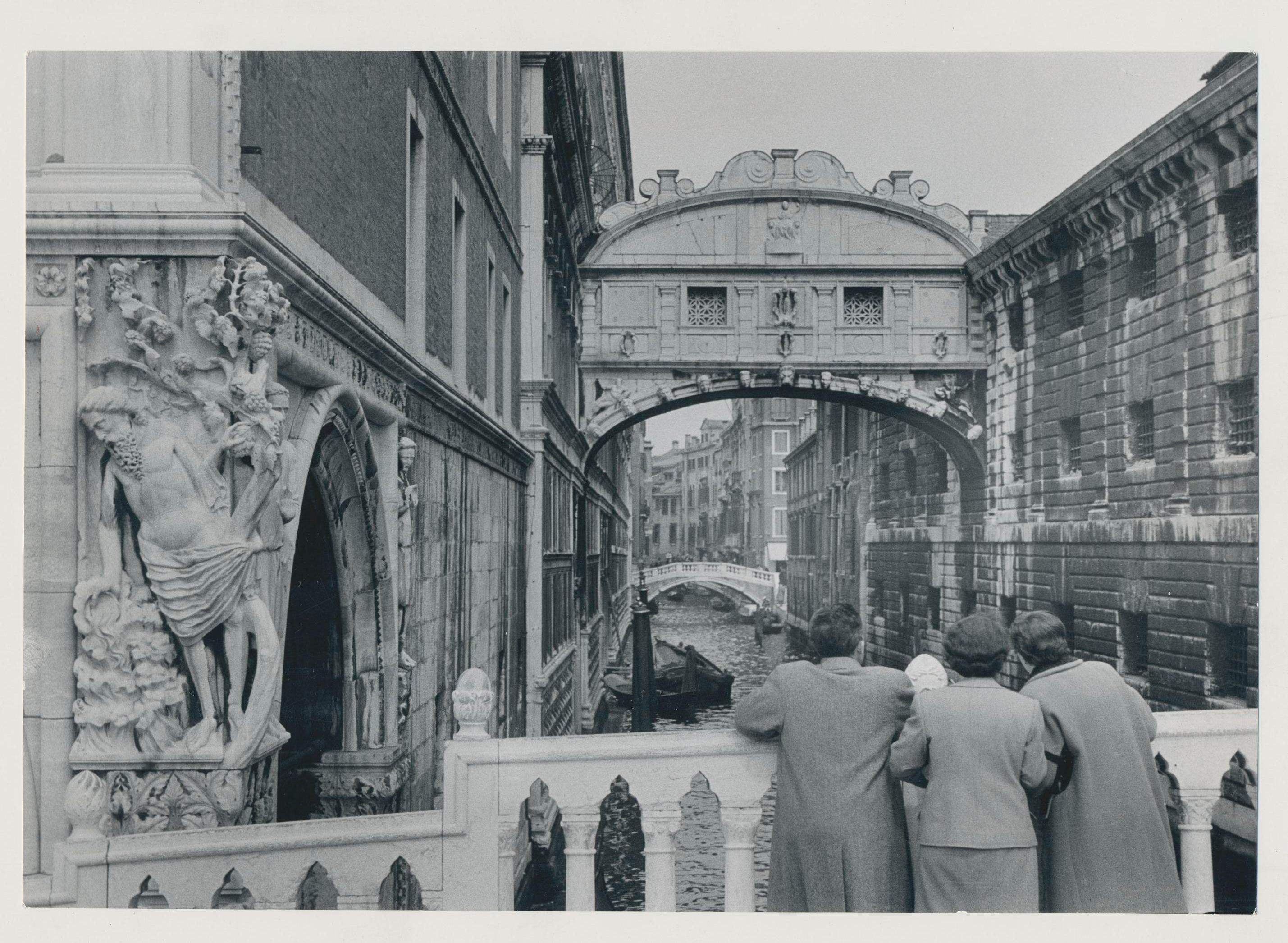 Erich Andres Black and White Photograph - Venice - People looking at "Bridge of Sighs", Italy, 1950s, 16, 7 x 23, 2 cm
