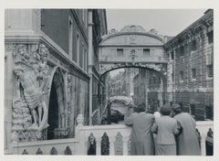 Venice - People looking at "Bridge of Sighs", Italy, 1950s, 16, 7 x 23, 2 cm