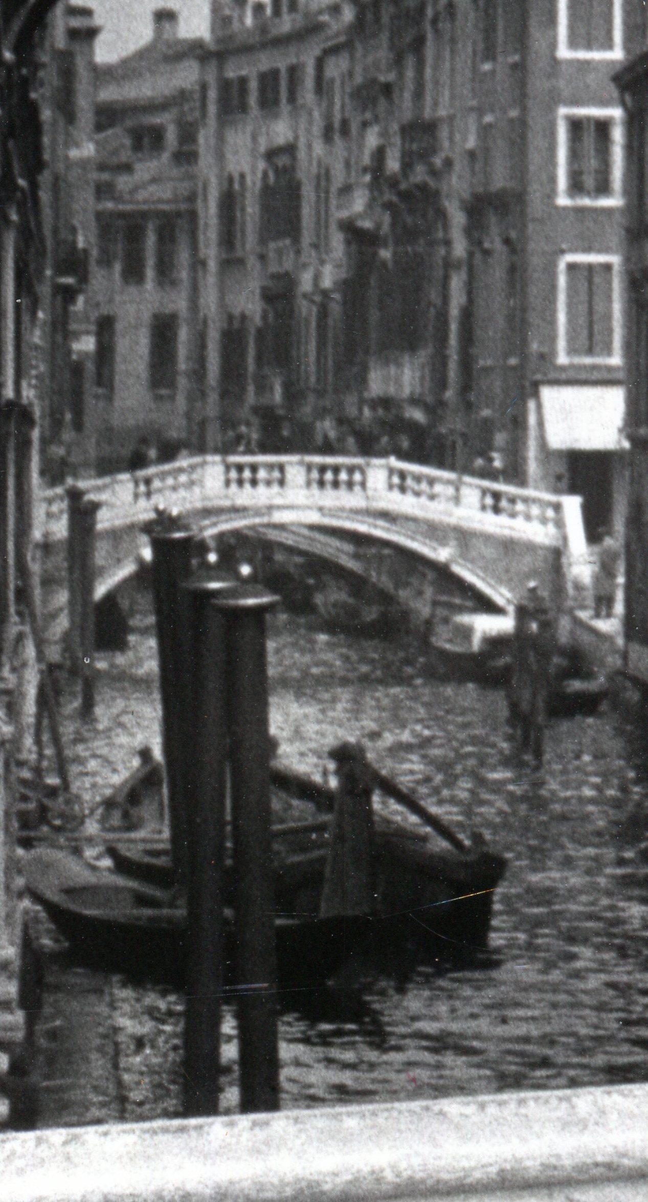 Venise - Ponte dei Sospiri 1954 - Gris Black and White Photograph par Erich Andres