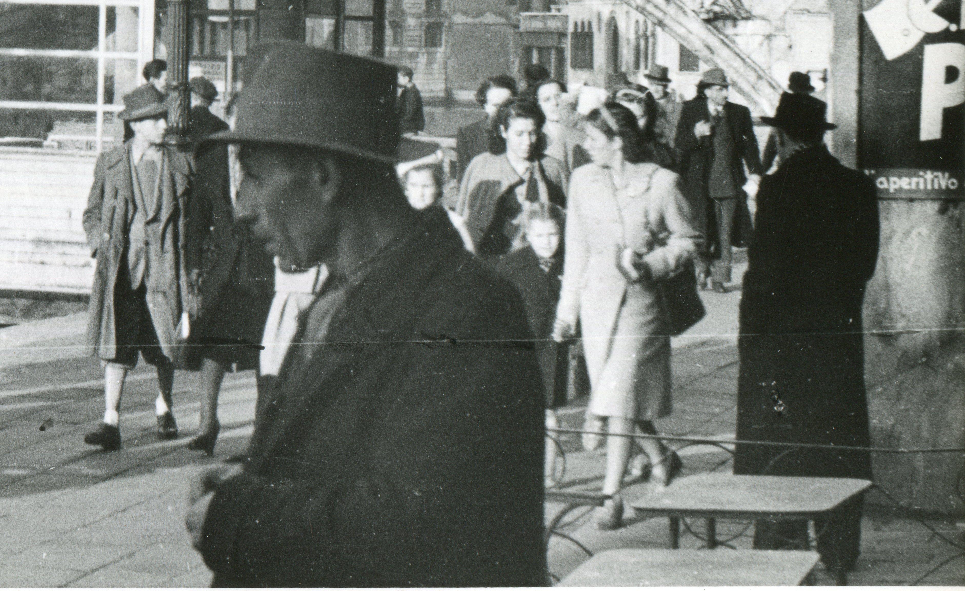 Venise - Le pont du Rialto 1954 - Moderne Photograph par Erich Andres