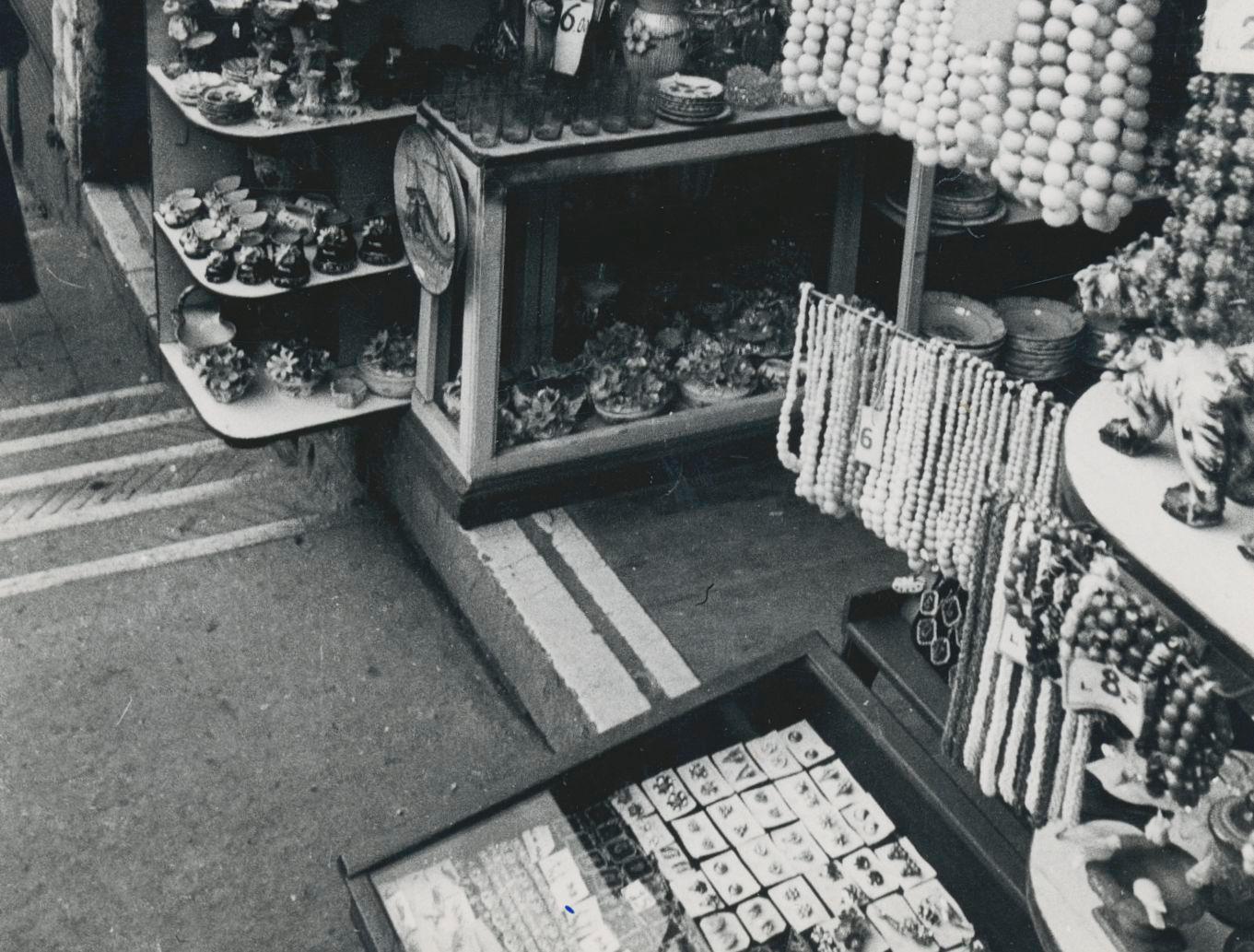 Venice, Shop, Street Photography, Schwarz-Weiß, Italien 1950er Jahre, 17,8 x 12,4 cm im Angebot 1