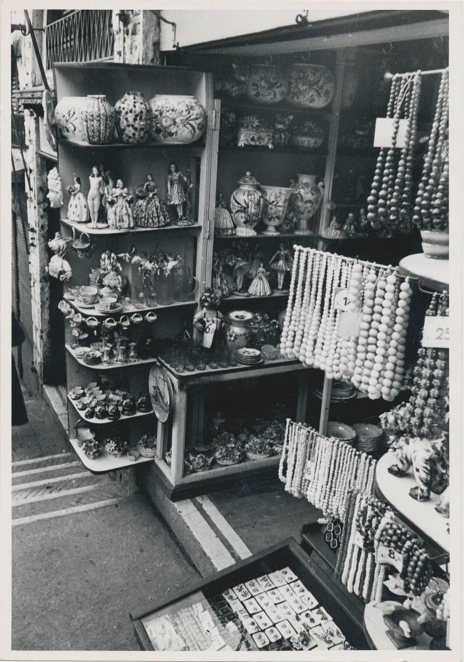 Still-Life Photograph Erich Andres - Venise, Shop, Street Photography, Noir et Blanc, Italie des Années 1950, 17,8 x 12,4 cm