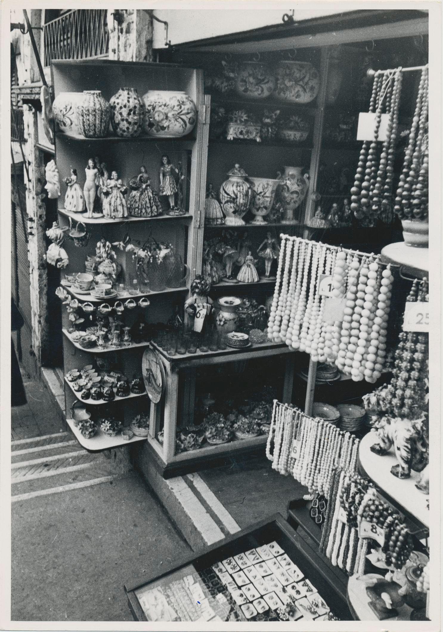 Erich Andres Still-Life Photograph – Venice, Shop, Street Photography, Schwarz-Weiß, Italien 1950er Jahre, 17,8 x 12,4 cm