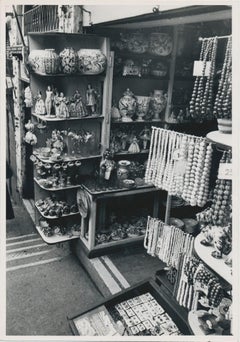 Venice, Shop, Street Photography, Black and White, Italy 1950s, 17,8 x 12,4 cm