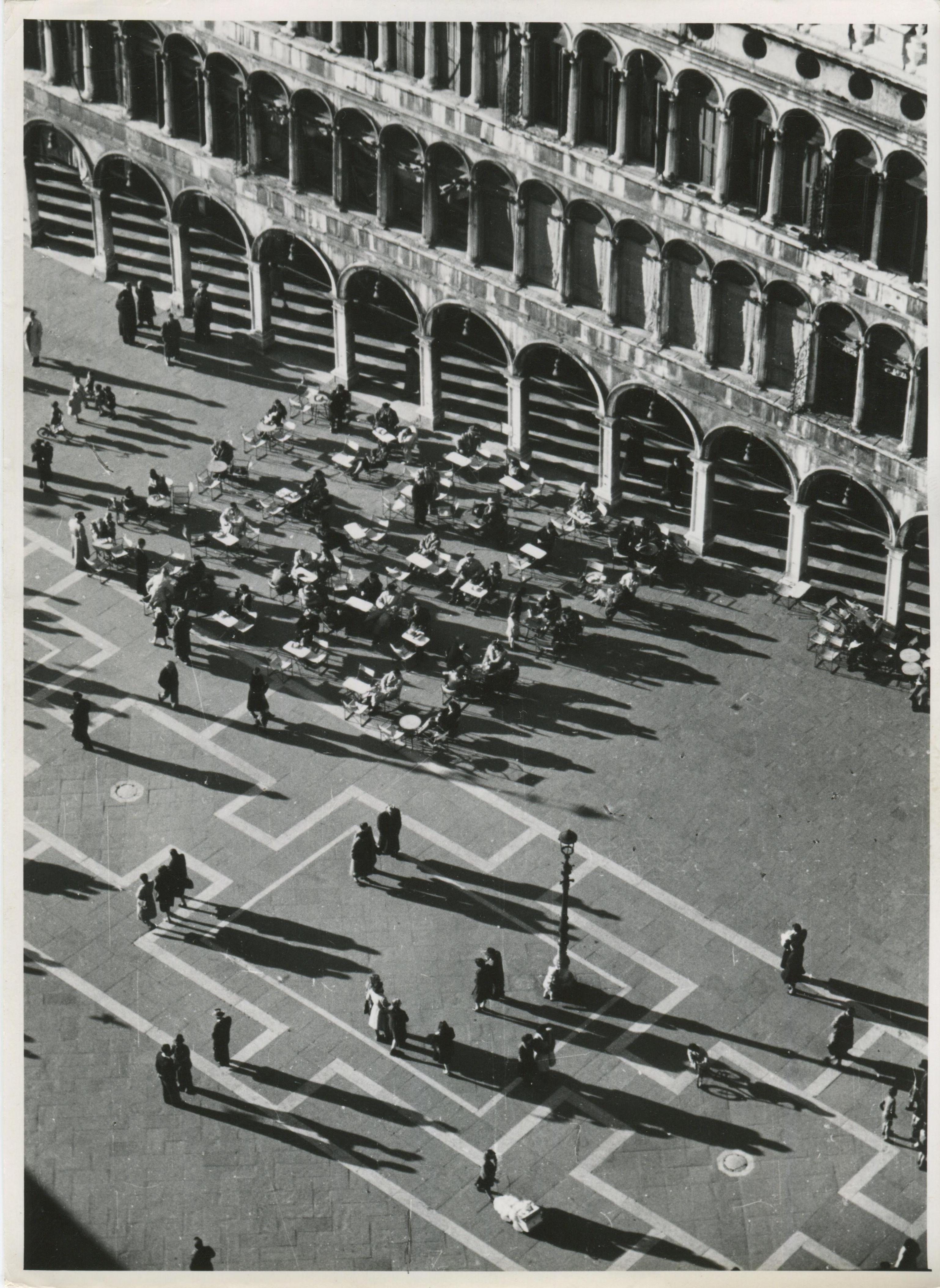 Black and White Photograph Erich Andres - Venise - St. Mark's Square 1954