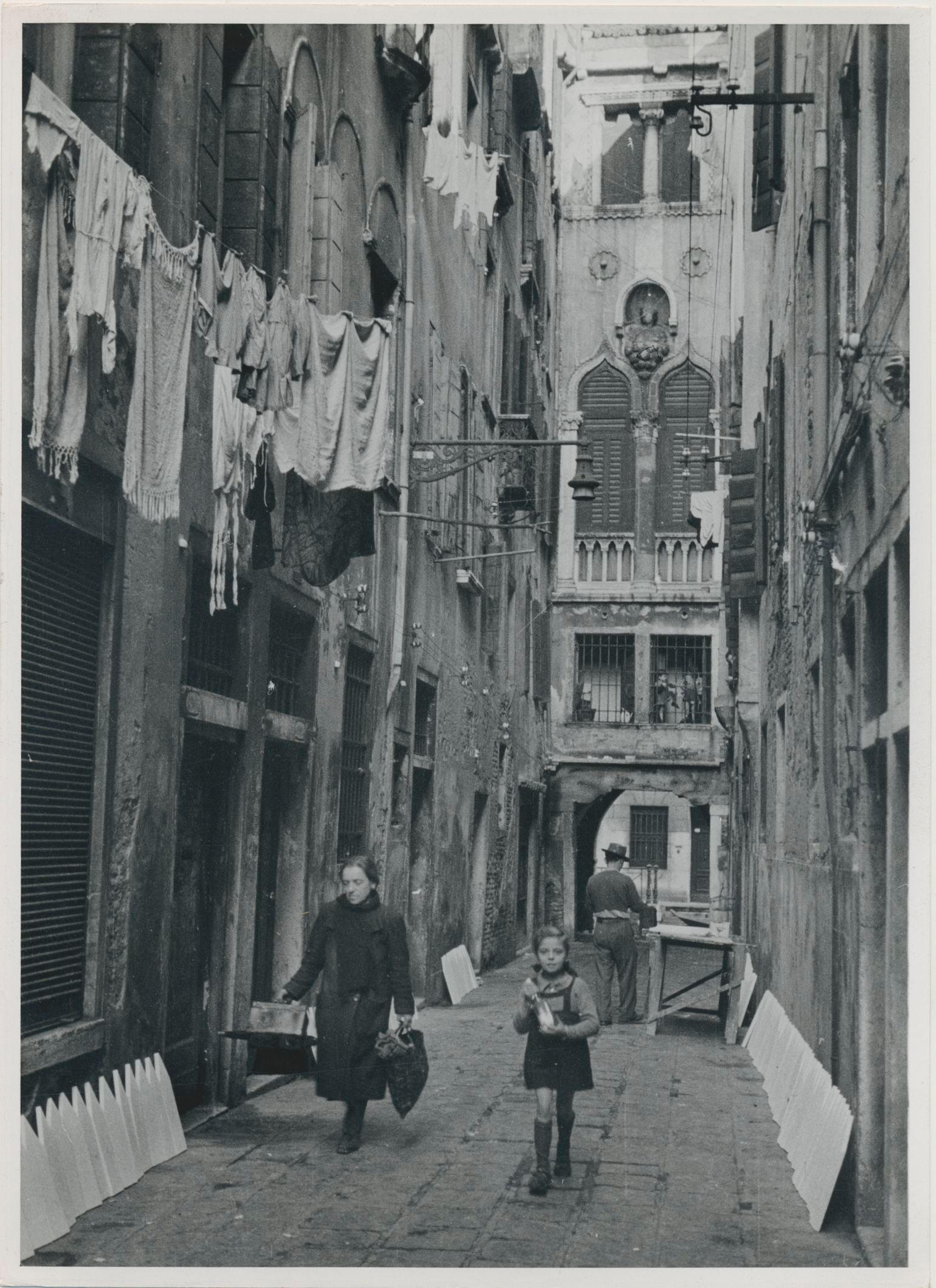 Erich Andres Black and White Photograph - Venice, Street Photography, Black and White, Italy 1950s 17, 9 x 13 cm