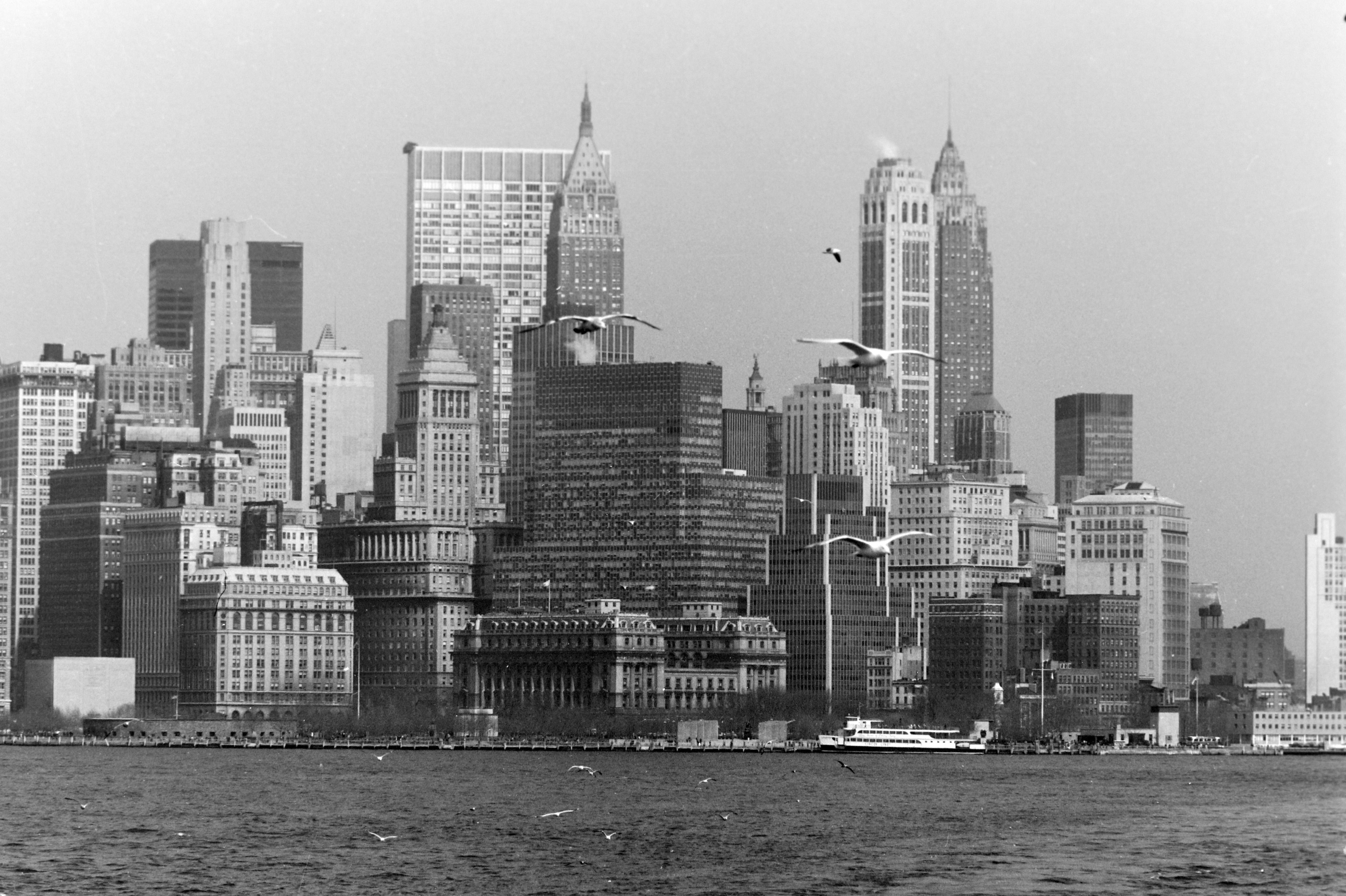 Erich Andres Black and White Photograph – Ansicht von Lower Manhattan aus Brooklyn, New York 1967.