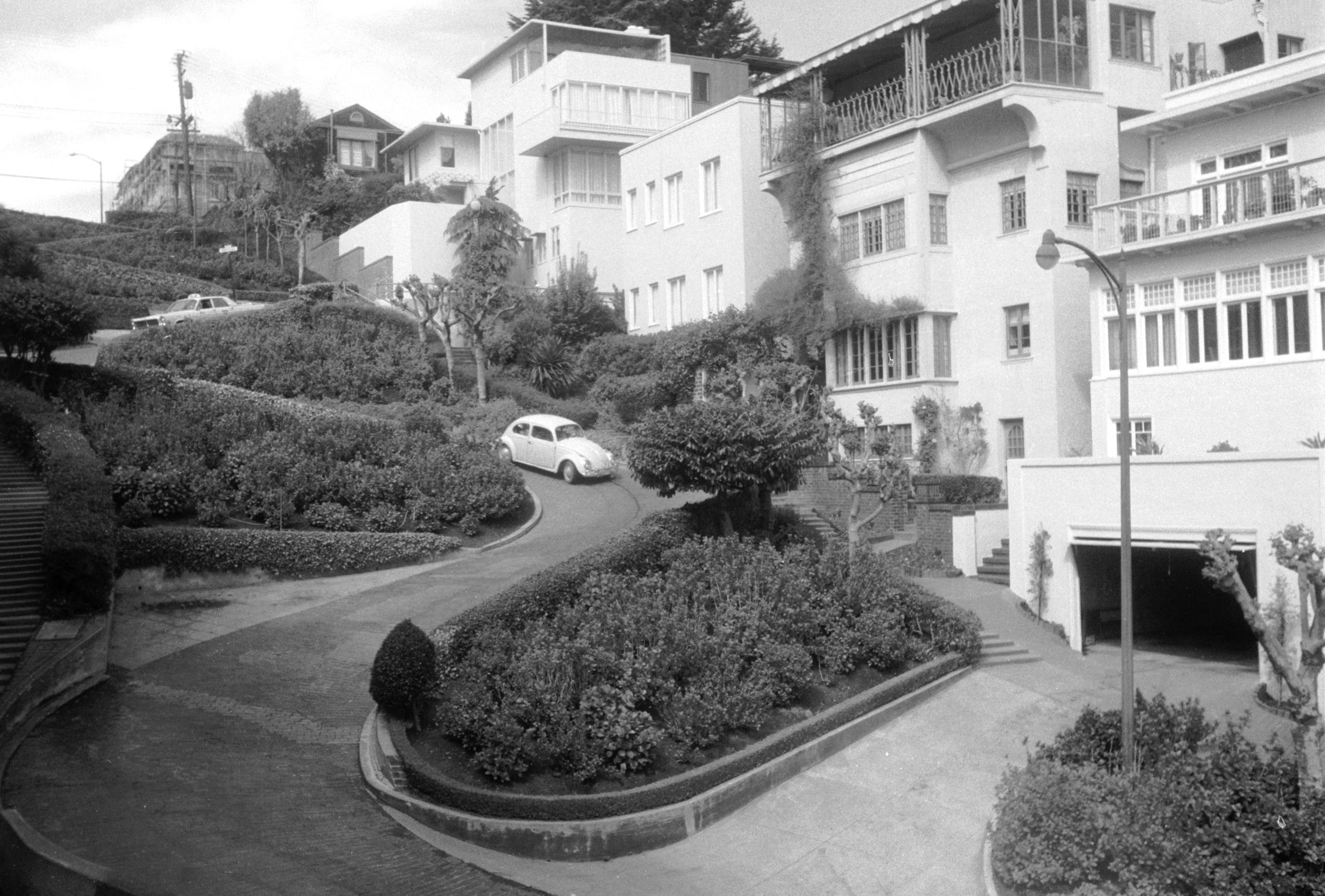 Black and White Photograph di Erich Andres - Maggiolino VW su strada a San Francisco, anni '50