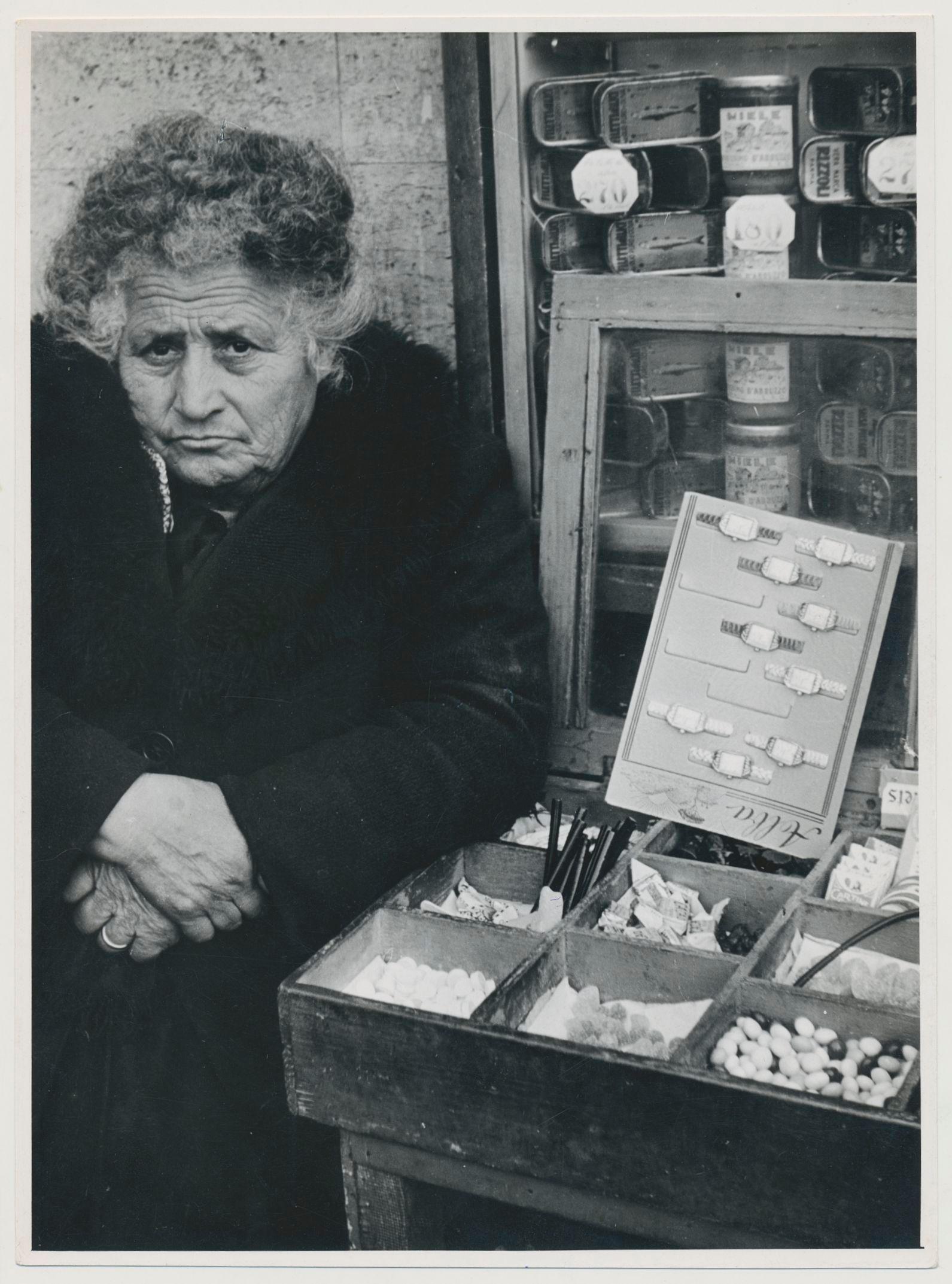 Erich Andres Portrait Photograph - Woman, Market, Street Photography, Black and White, Italy 1950s, 17, 7 x 12, 9 cm