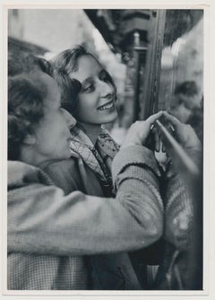 Femme, photographie de rue, noir et blanc, Italie, années 1950, 17,9 x  12.7 cm