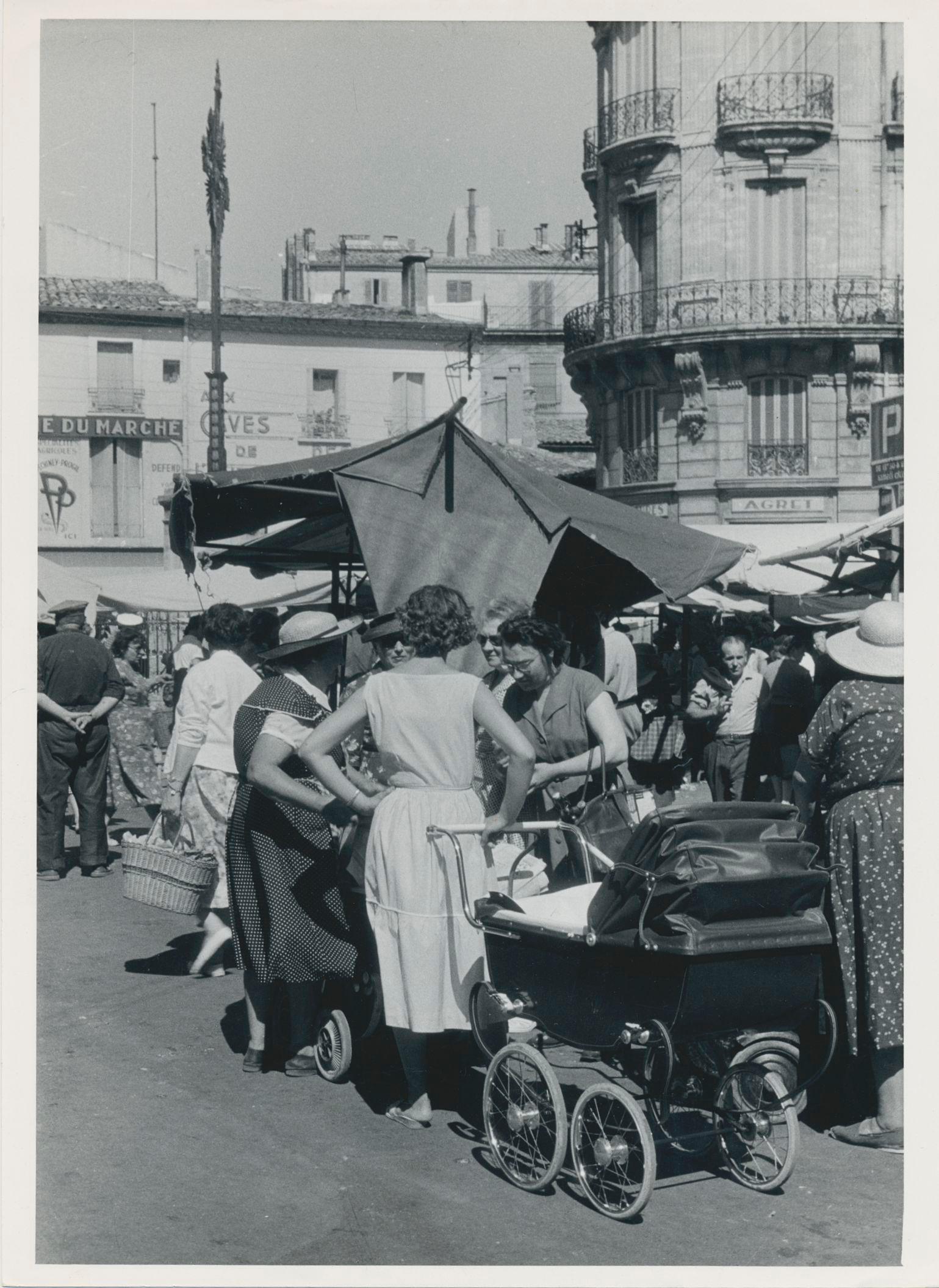 Erich Andres Black and White Photograph - Women, Market, Street Photography, Black and White, Italy 1950s, 17, 8 x 13 cm