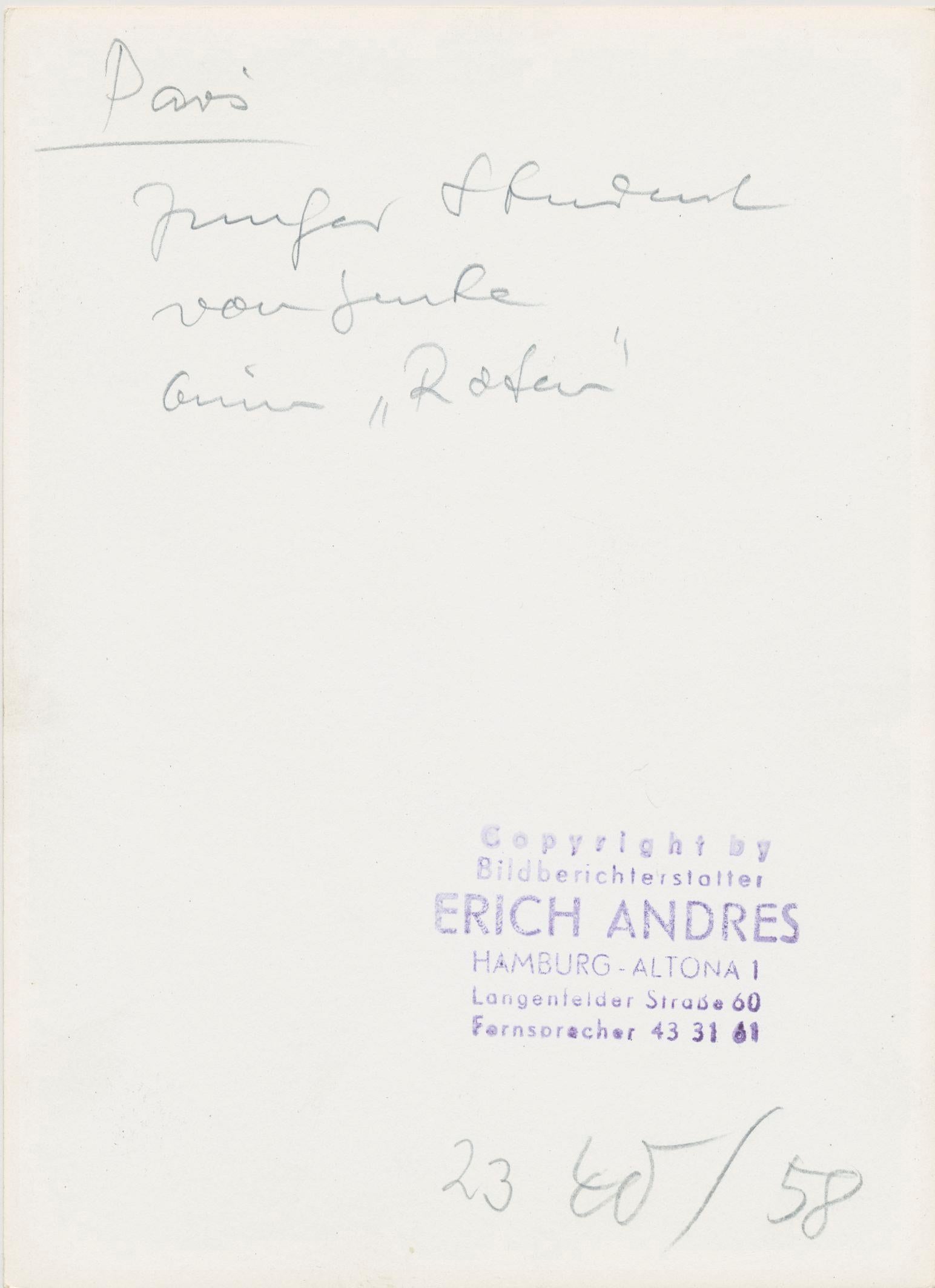 Junger Schüler, der Wein trinkt, Paris, Frankreich 1950er Jahre (Schwarz), Black and White Photograph, von Erich Andres