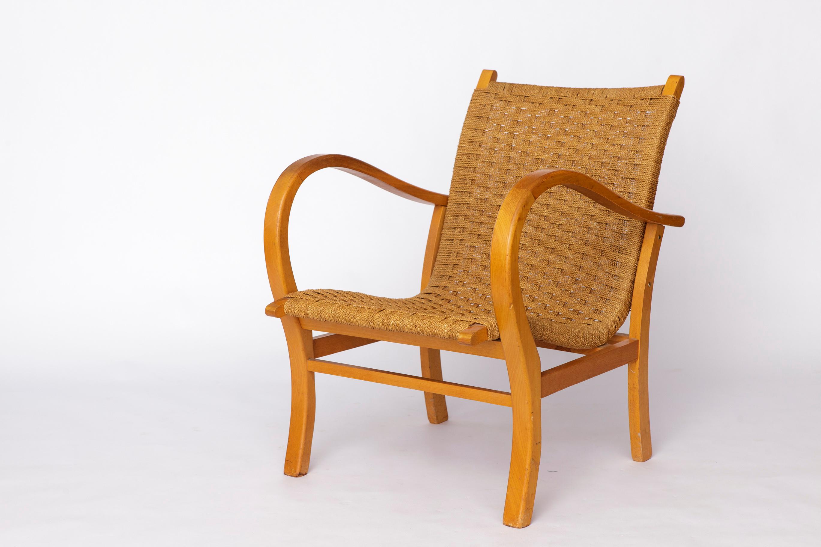 Sillón Bauhaus Erich Dieckmann.
Raro sillón Bauhaus diseñado por el diseñador alemán Erich Dieckmann en la década de 1920.
Lo más probable es que esta pieza en concreto se fabricara en la década de 1950.

Fabricado en madera de haya con asiento y