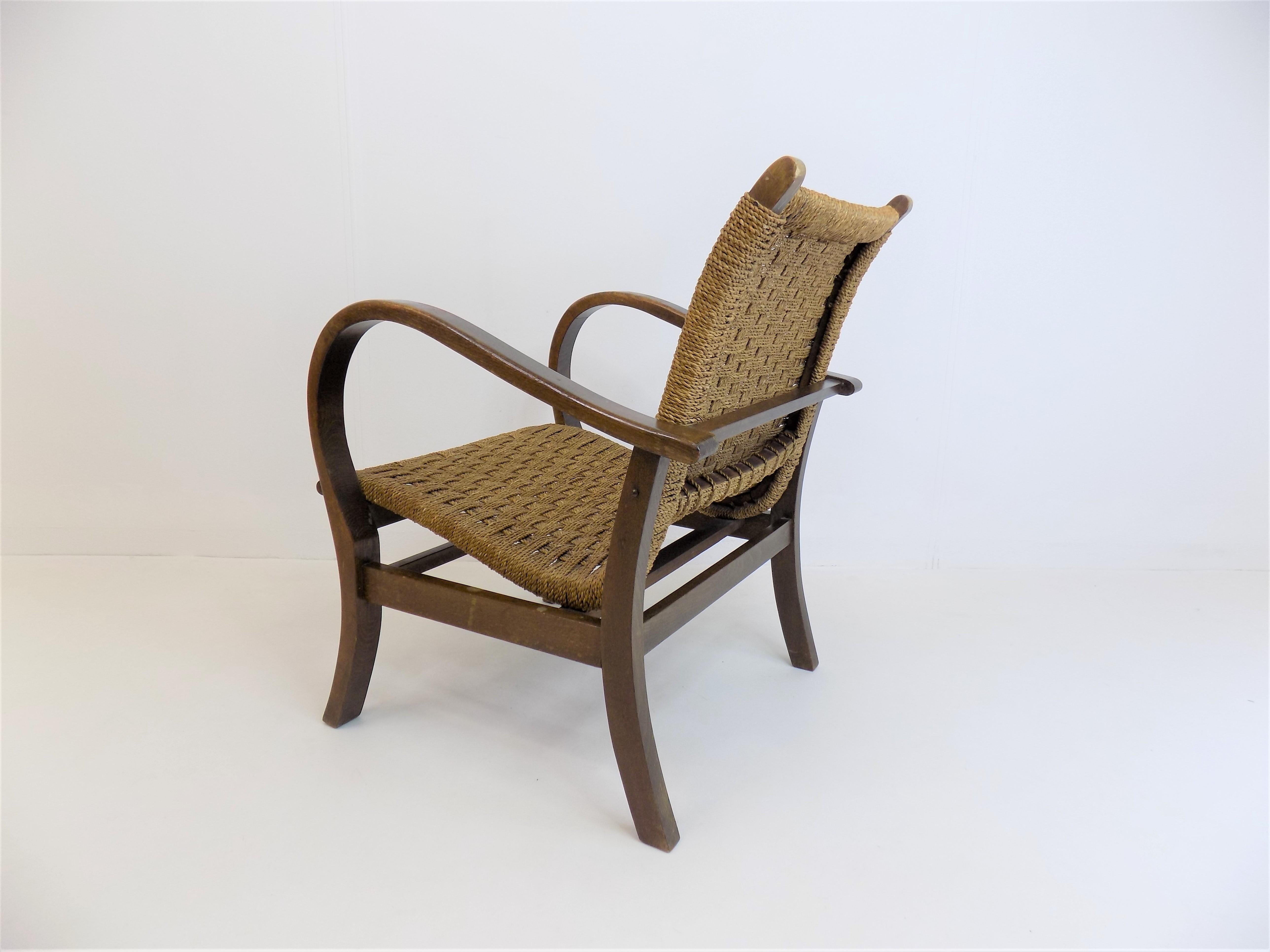 Ce classique parmi les chaises Bauhaus est en excellent état. Le tressage du jonc est impeccable et solide, le cadre en bois foncé présente une patine attrayante. La chaise permet une assise très confortable.

 

Erich Dieckmann a conçu ce fauteuil